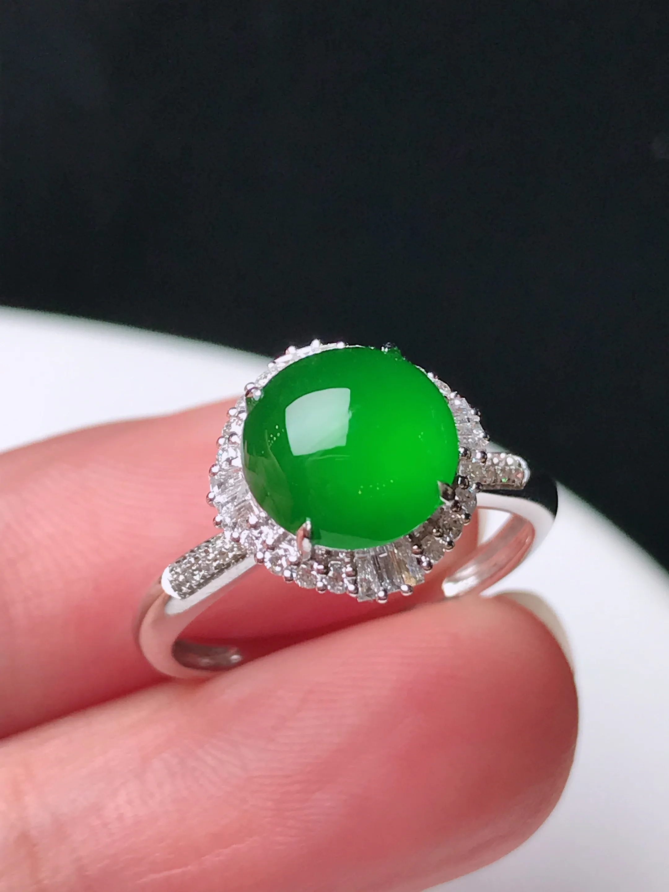 严选推荐戒指，老坑冰种满色绿戒指，18k金镶嵌而成，设计新颖独特，品相佳，佩戴效果出众，尽显气质。种水很好，盈润通透，起强玻璃光泽，价值不菲，高收藏传承价值，高性价比，值得入手品鉴。裸石尺寸约8.4-8.3毫米（产地危地马拉）