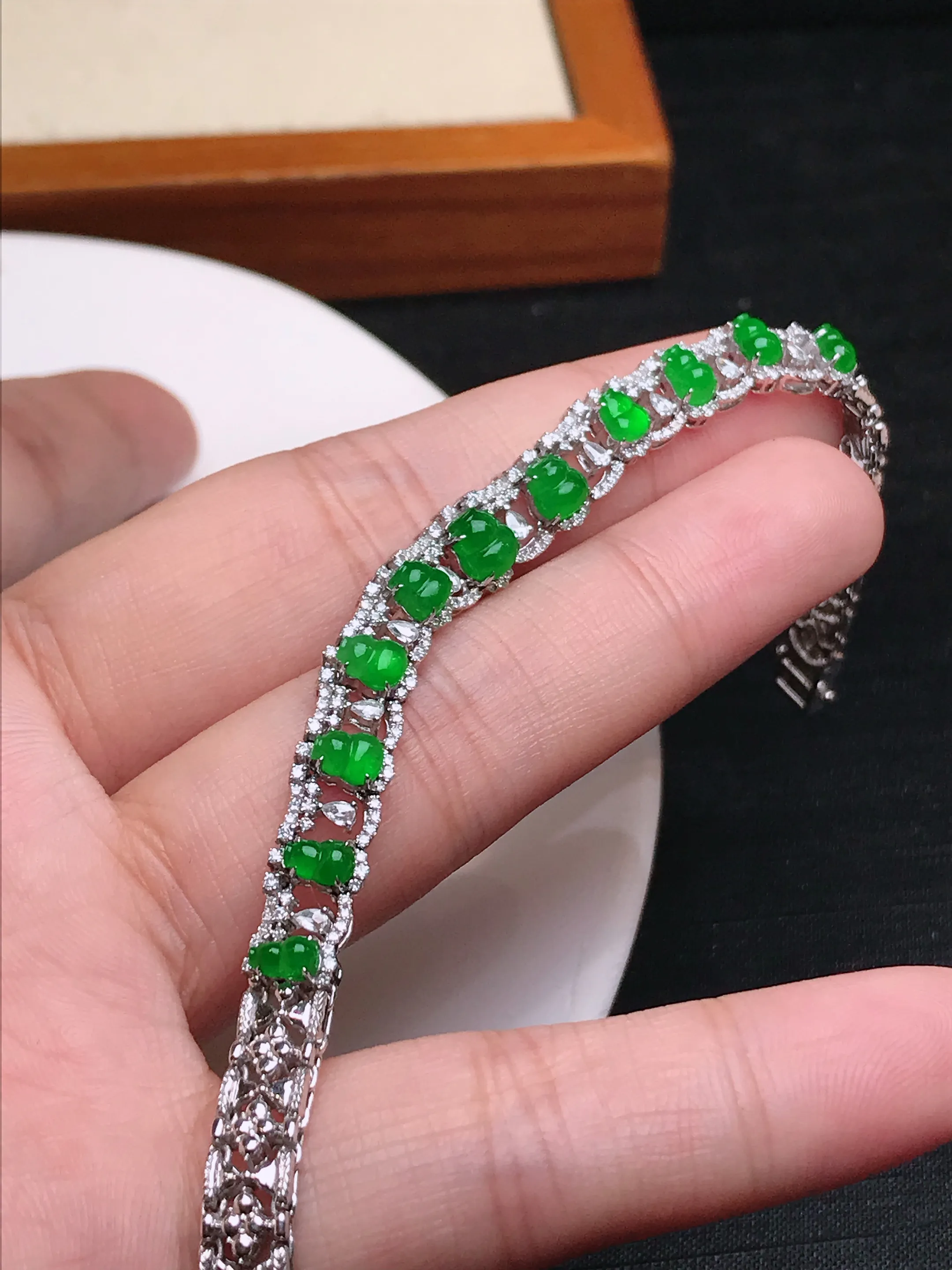 严选推荐手链，老坑冰种满色绿葫芦手链，18k金钻镶嵌而成，品相佳，佩戴效果出众，尽显气质。种水很好，盈润通透，起强玻璃光泽。色泽纯正，相当漂亮。高性价比，值得入手品鉴。裸石尺寸约5.5-4.6毫米