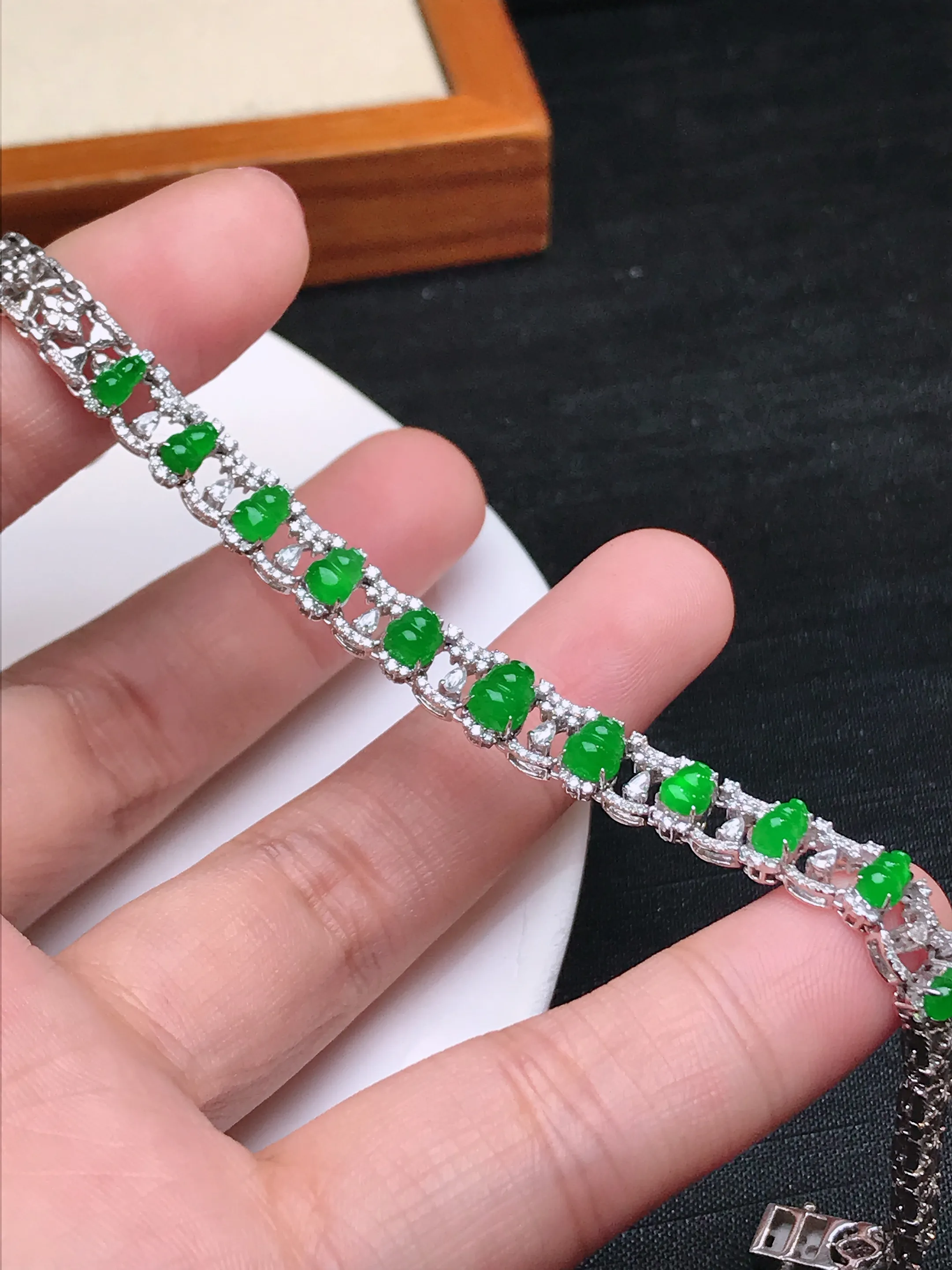 严选推荐手链，老坑冰种满色绿葫芦手链，18k金钻镶嵌而成，品相佳，佩戴效果出众，尽显气质。种水很好，盈润通透，起强玻璃光泽。色泽纯正，相当漂亮。高性价比，值得入手品鉴。裸石尺寸约5.5-4.6毫米