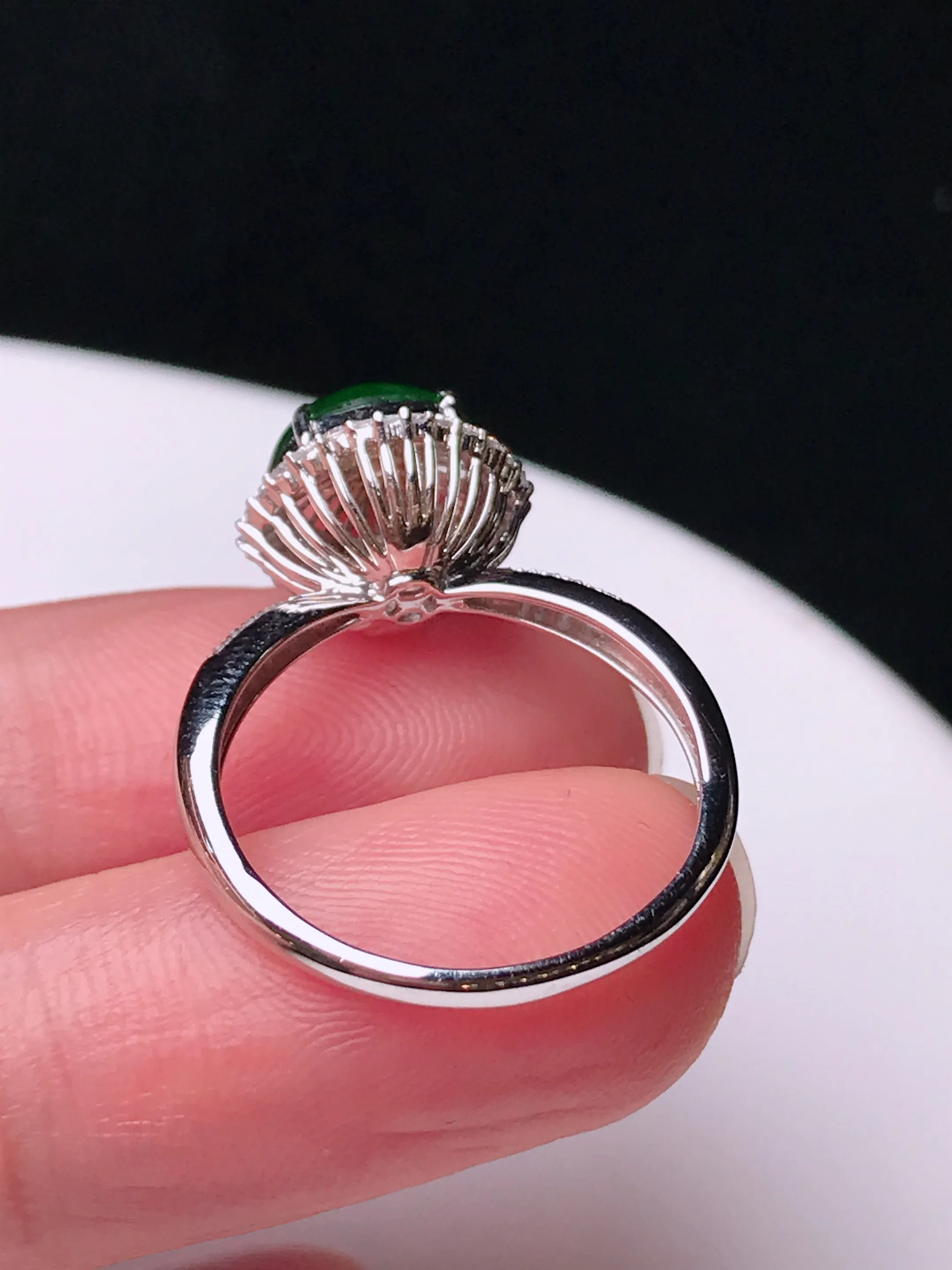 严选推荐戒指，老坑冰种满色绿戒指，18k金镶嵌而成，设计新颖独特，品相佳，佩戴效果出众，尽显气质。种水很好，盈润通透，起强玻璃光泽，价值不菲，高收藏传承价值，高性价比，值得入手品鉴。裸石尺寸约8.4-8.3毫米（产地危地马拉）