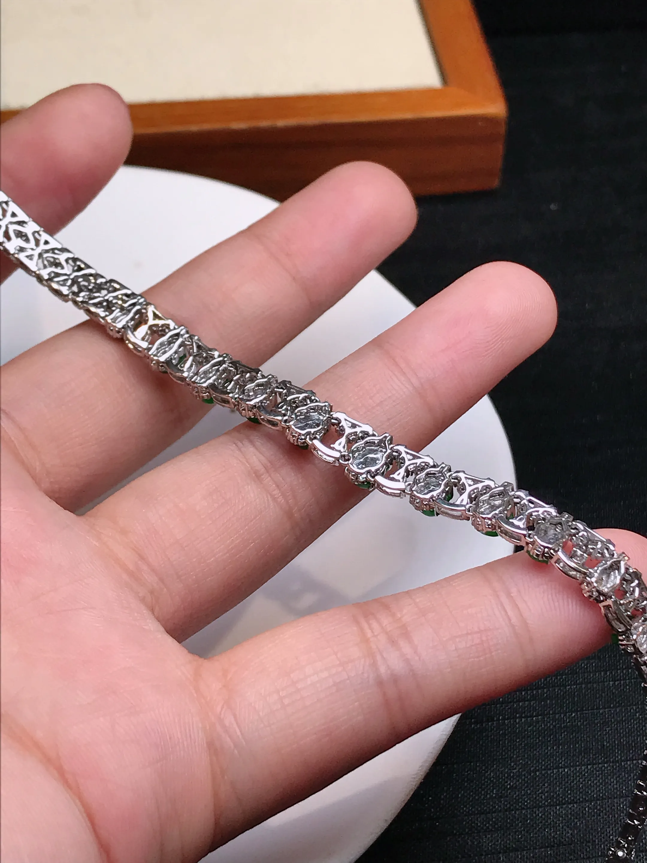 严选推荐手链，老坑冰种满色绿葫芦手链，18k金钻镶嵌而成，品相佳，佩戴效果出众，尽显气质。种水很好，盈润通透，起强玻璃光泽。色泽纯正，相当漂亮。高性价比，值得入手品鉴。裸石尺寸约5.5-4.6毫米