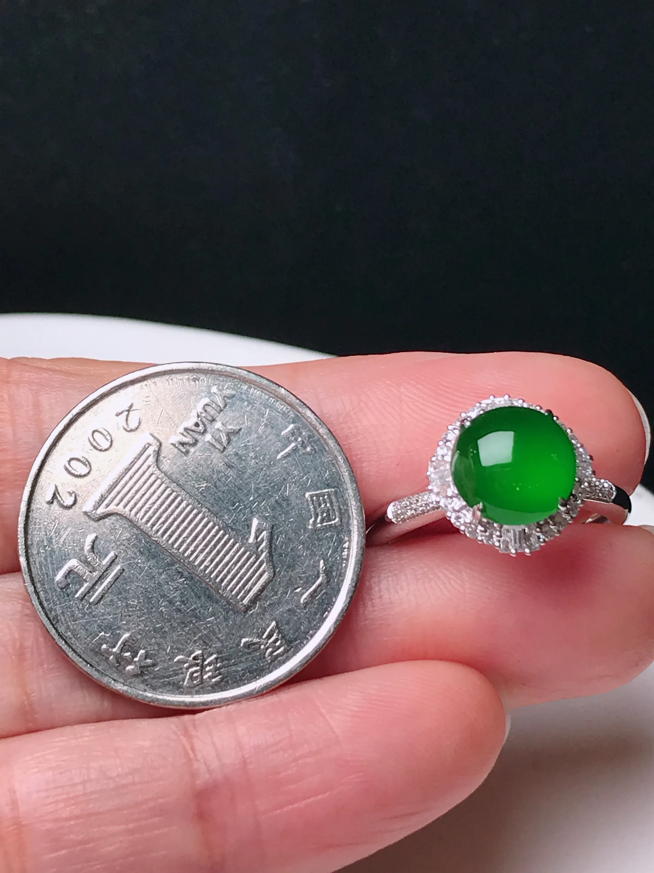 严选推荐戒指，老坑冰种满色绿戒指，18k金镶嵌而成，设计新颖独特，品相佳，佩戴效果出众，尽显气质。种水很好，盈润通透，起强玻璃光泽，价值不菲，高收藏传承价值，高性价比，值得入手品鉴。裸石尺寸约8.4-8.3毫米（产地危地马拉）