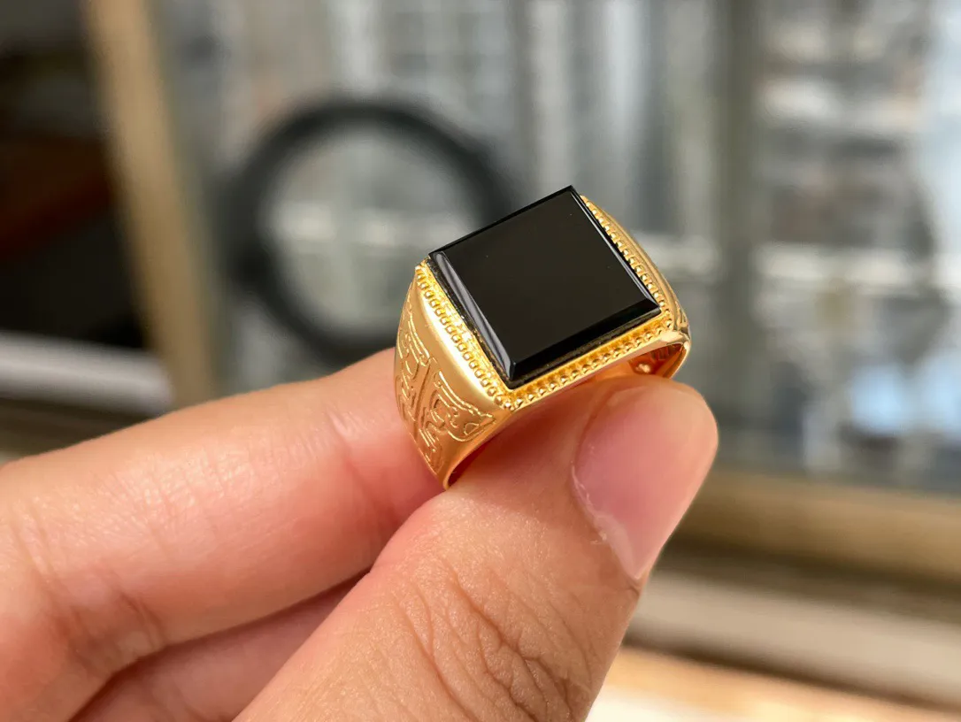 18k金镶嵌墨翠男戒 黑度好打灯透绿，尺寸看图一，