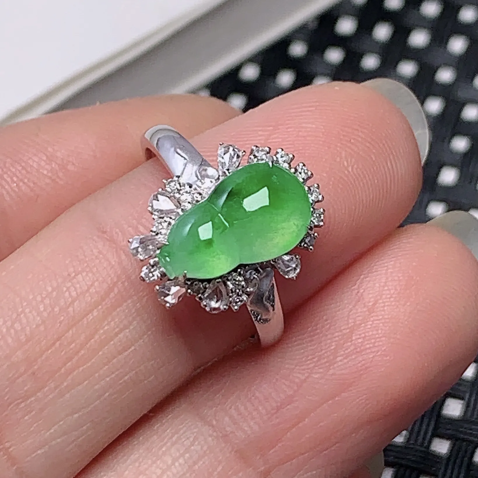 18K金伴钻镶嵌宝石冰糯种飘绿葫芦戒指戒指 种水好 颜色漂亮 雕工精细 厚装饱满 款式新颖 料子细腻 光感好 商品尺寸指圈13mm含金14.6*11.2*7mm