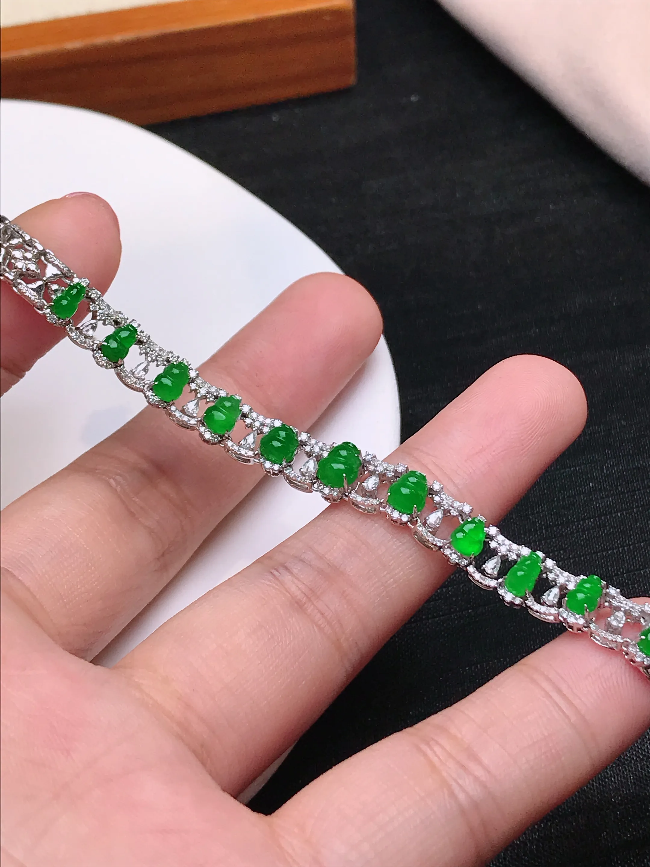 严选推荐手链，老坑冰种满色绿葫芦手链，18k金钻镶嵌而成，品相佳，佩戴效果出众，尽显气质。种水很好，盈润通透，起强玻璃光泽。色泽纯正，相当漂亮。高性价比，值得入手品鉴。裸石尺寸约5.5-4.6毫米