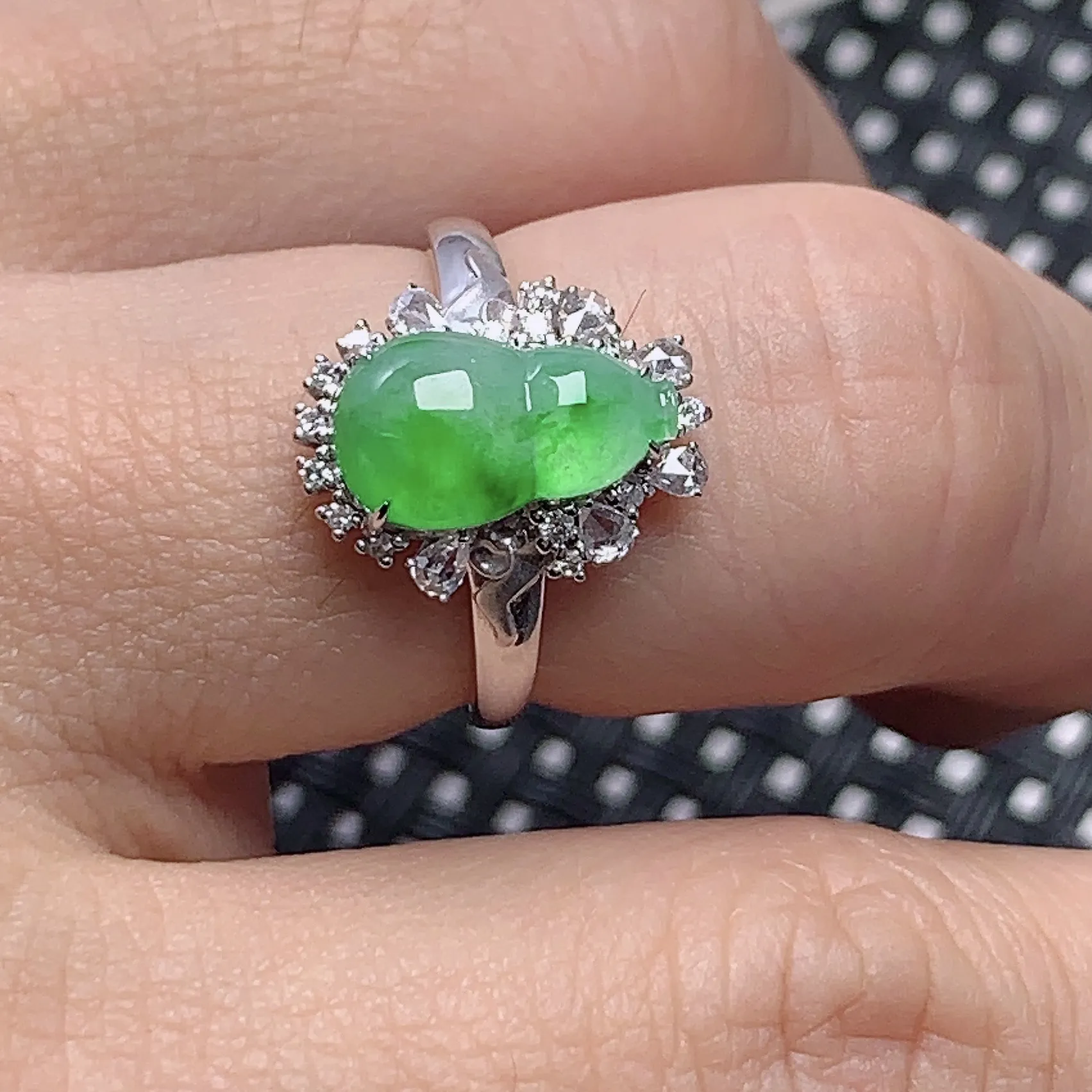 18K金伴钻镶嵌宝石冰糯种飘绿葫芦戒指戒指 种水好 颜色漂亮 雕工精细 厚装饱满 款式新颖 料子细腻 光感好 商品尺寸指圈13mm含金14.6*11.2*7mm