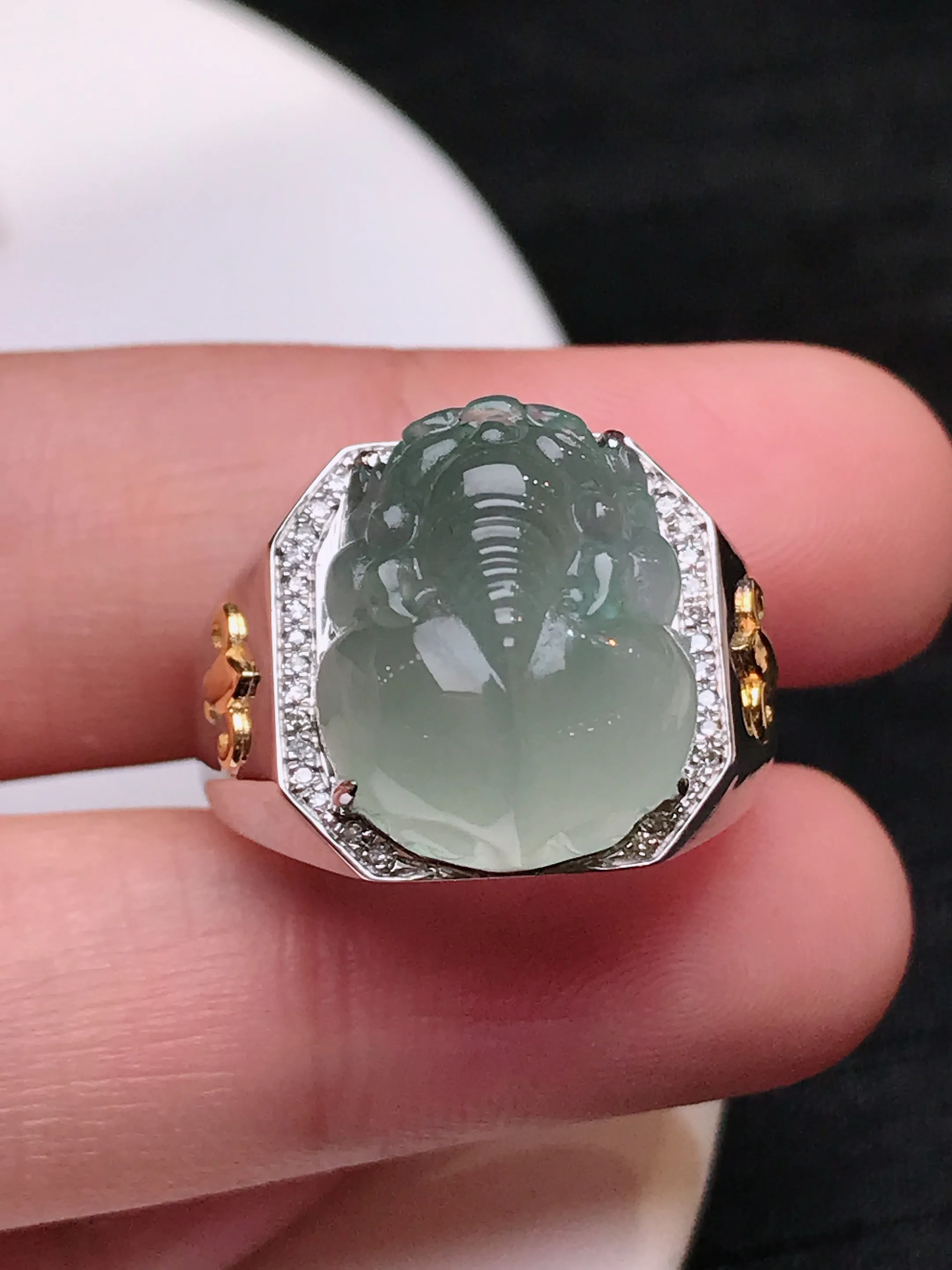 严选推荐戒指，老坑冰种貔貅戒指，18k金镶嵌而成，设计新颖独特，品相佳，佩戴效果出众，尽显气质
