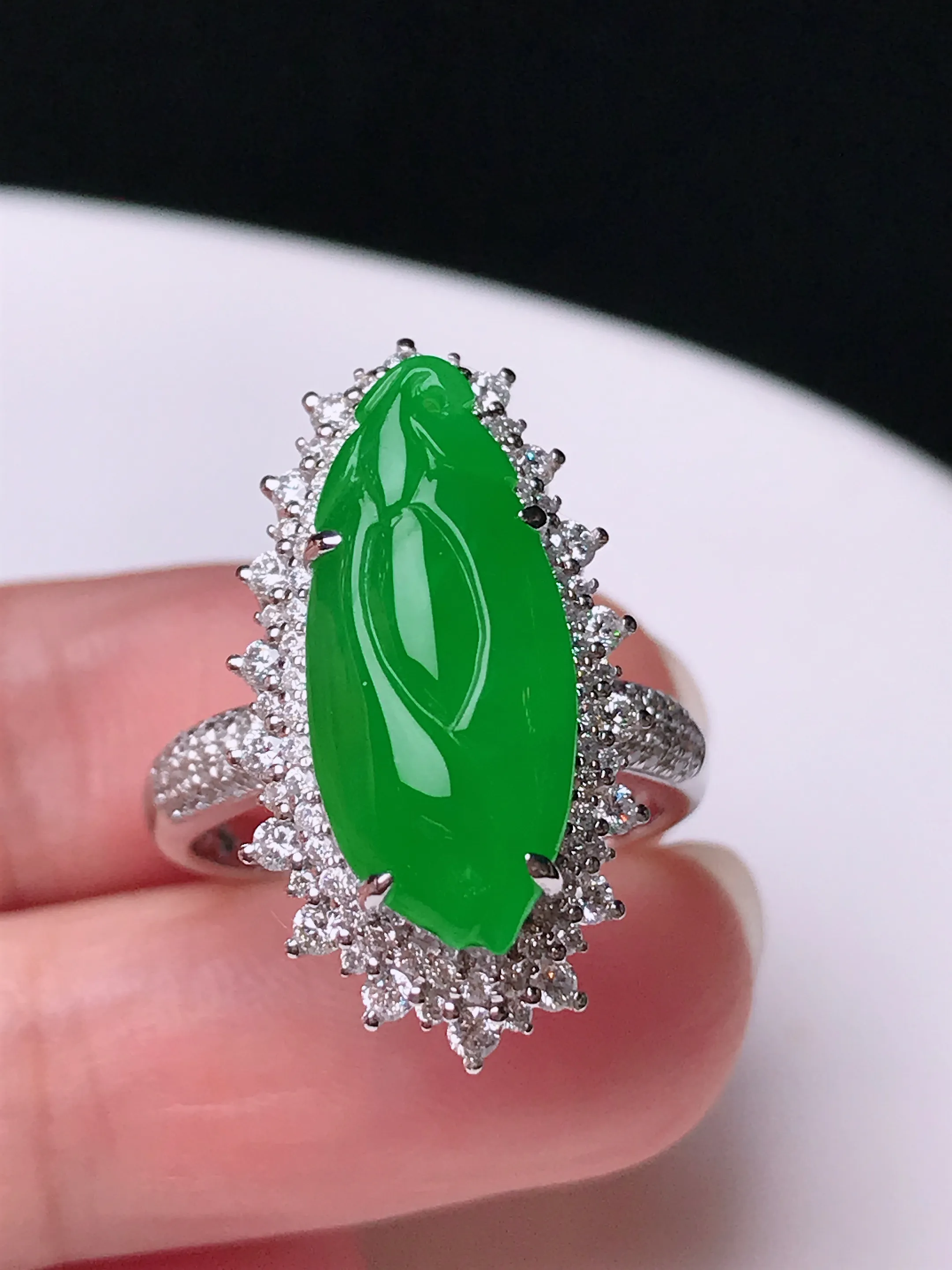 严选推荐戒指，老坑冰种满色阳绿戒指，18k金镶嵌而成，设计新颖独特，品相佳，佩戴效果出众，尽显