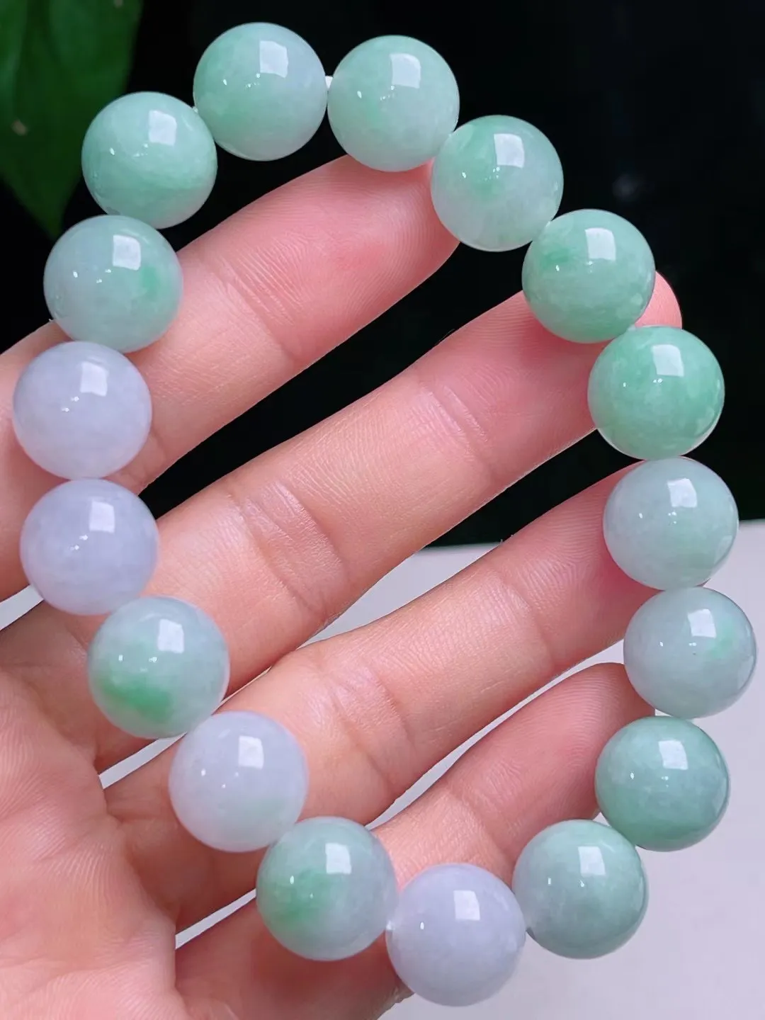 （珍藏精品）缅甸天然A货翡翠，
飘绿玉珠手链，尺寸 12.2