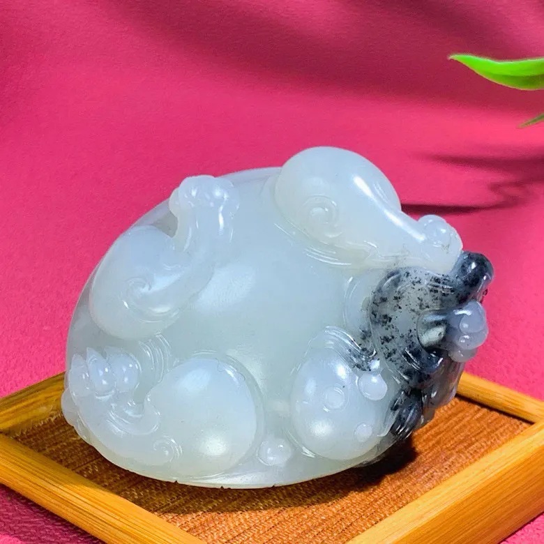 新疆籽料青花龙龟挂件。 尺寸264/47.119重116克。脂粉好油性足。玉质细腻油润。手推出油。品相大气。
