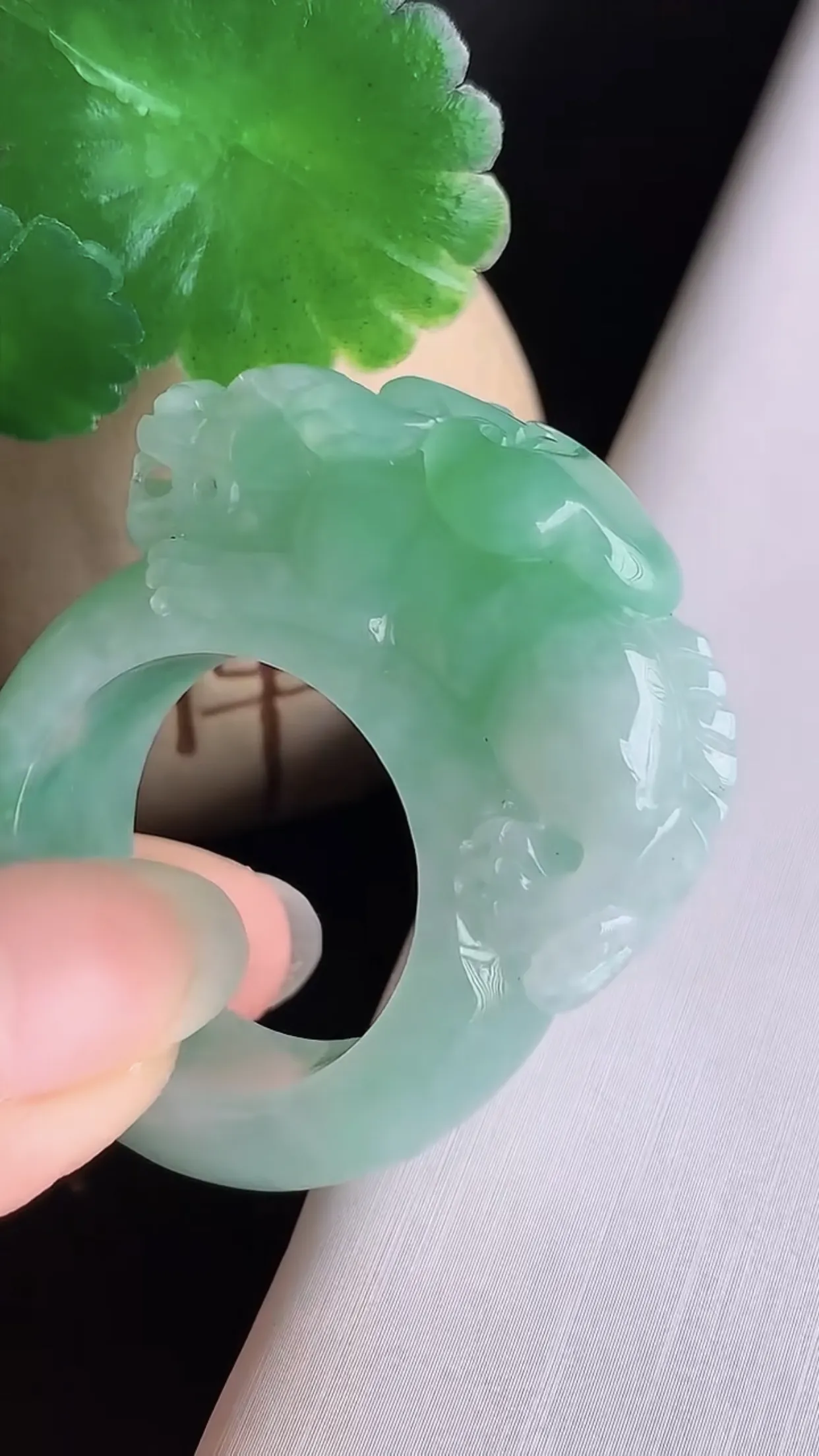 天然翡翠A货 老坑料冰润飘绿招财貔貅扳指  尺寸22×13×6mm  y27.70