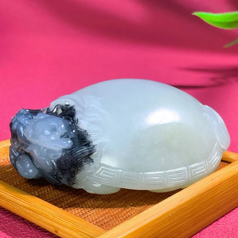 新疆籽料青花龙龟挂件。 尺寸264/47.119重116克。脂粉好油性足。玉质细腻油润。手推出油。品相大气。