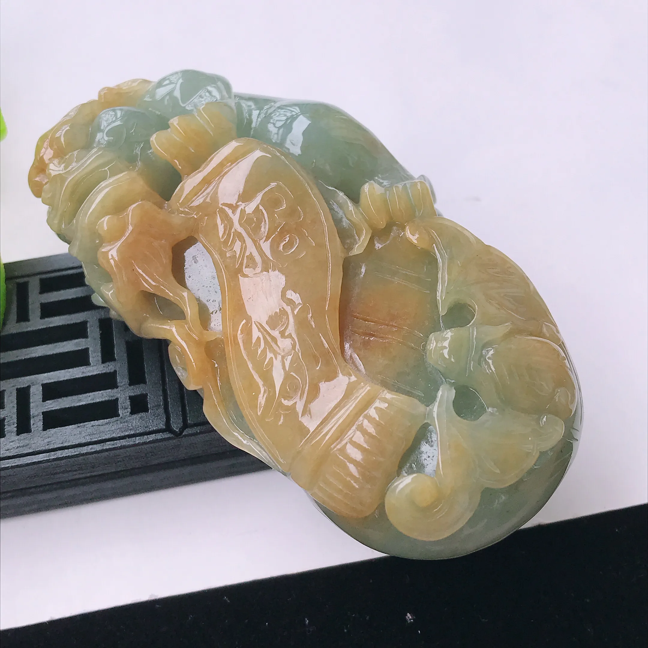 水润黄加绿精美招财貔貅翡翠把件  玉质细腻  冰清玉润  颜色漂亮 尺寸83.9/46.2/26.5