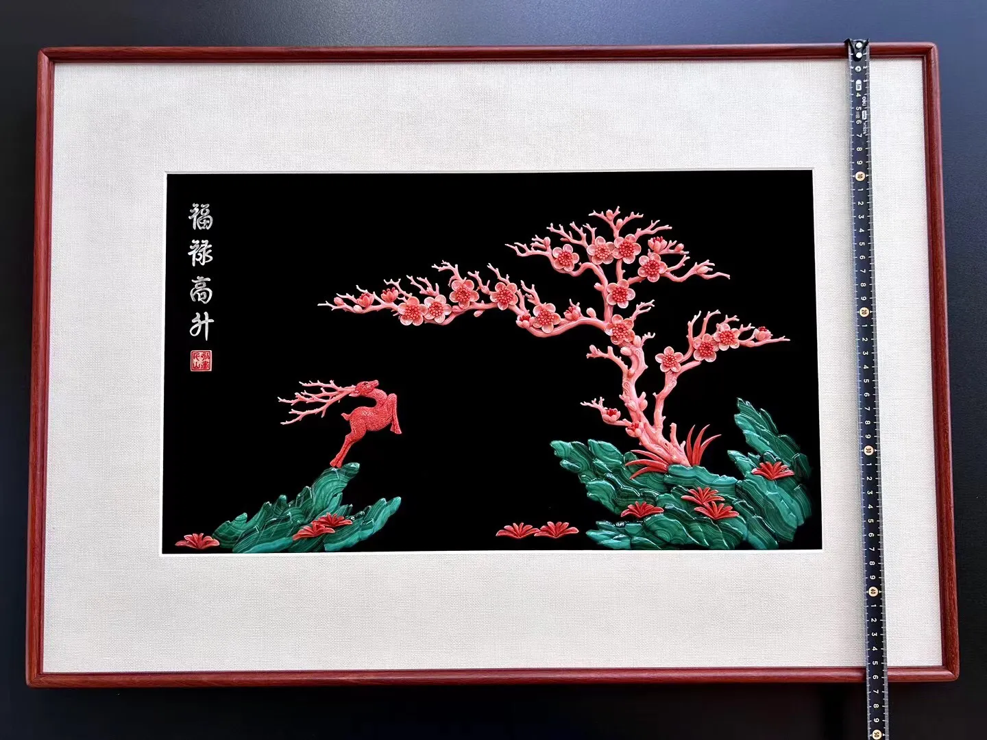 天然红珊瑚画《福禄高升》   高端品质！高端会所！送礼大气上档次！台湾莫莫材料，有花开五福，傲骨长存的寓意，梅花有五个花瓣寓意  福 禄 寿 喜 财，五福临门等。
鹿：在我国有着吉祥的寓意，鹿是瑞兽，代表长寿，霸业，鹿与禄字谐音，象征官禄整体尺寸665*465*20mm