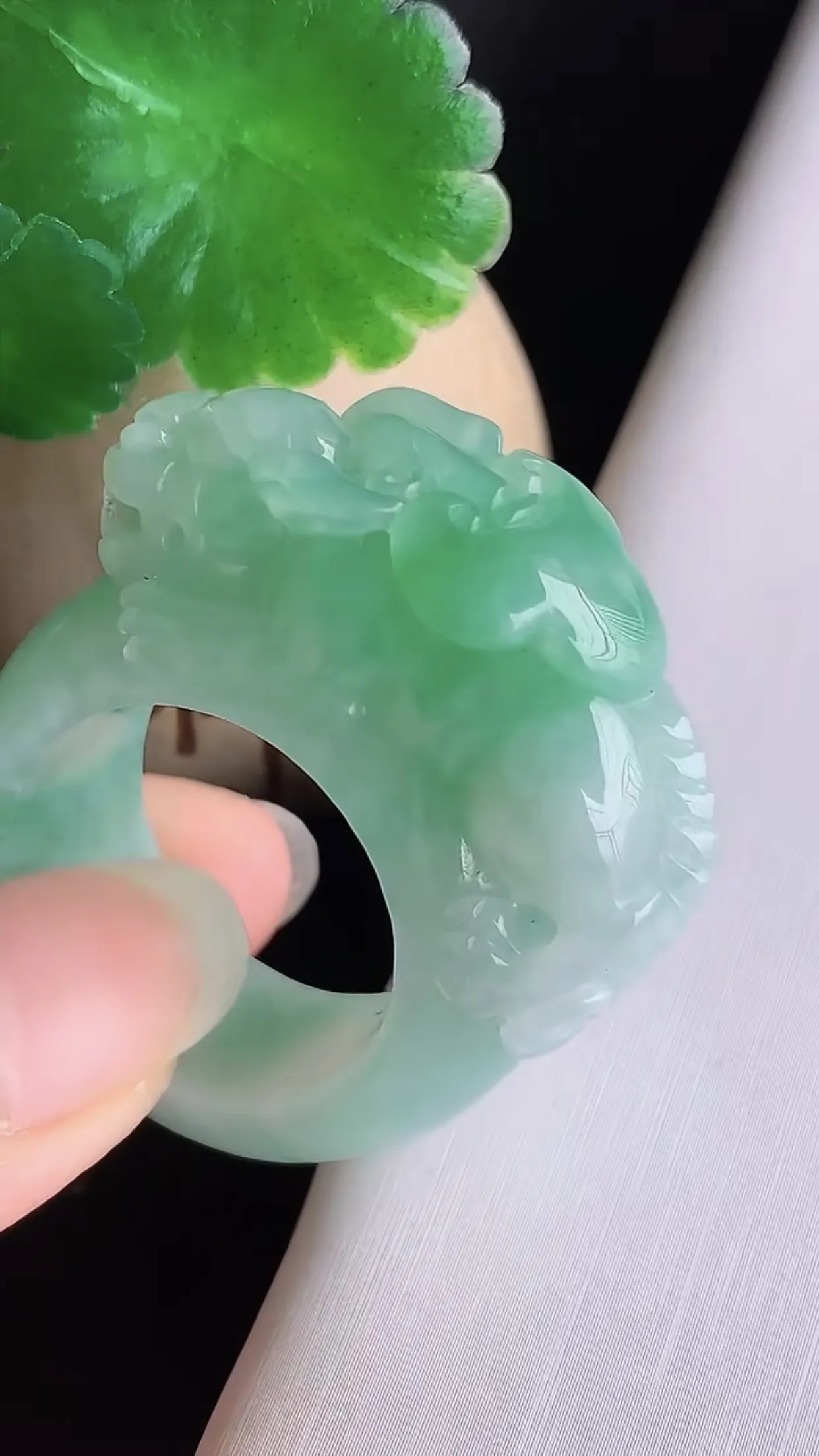 天然翡翠A货 老坑料冰润飘绿招财貔貅扳指  尺寸22×13×6mm  y27.70