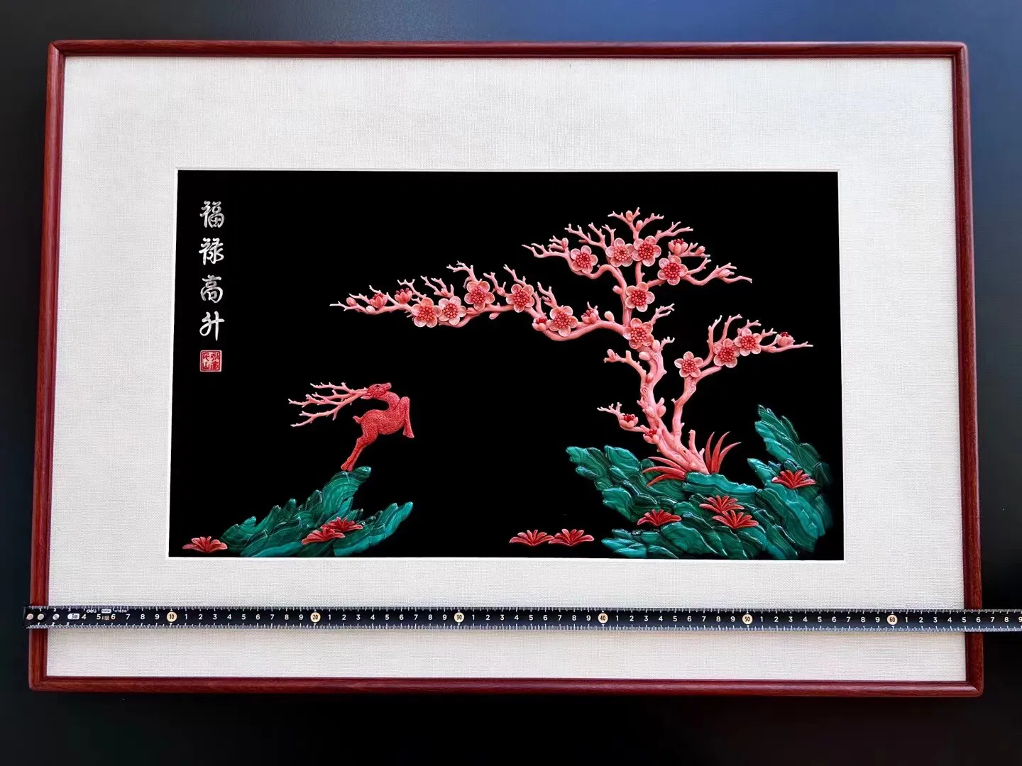 天然红珊瑚画《福禄高升》   高端品质！高端会所！送礼大气上档次！台湾莫莫材料，有花开五福，傲骨长存的寓意，梅花有五个花瓣寓意  福 禄 寿 喜 财，五福临门等。
鹿：在我国有着吉祥的寓意，鹿是瑞兽，代表长寿，霸业，鹿与禄字谐音，象征官禄整体尺寸665*465*20mm