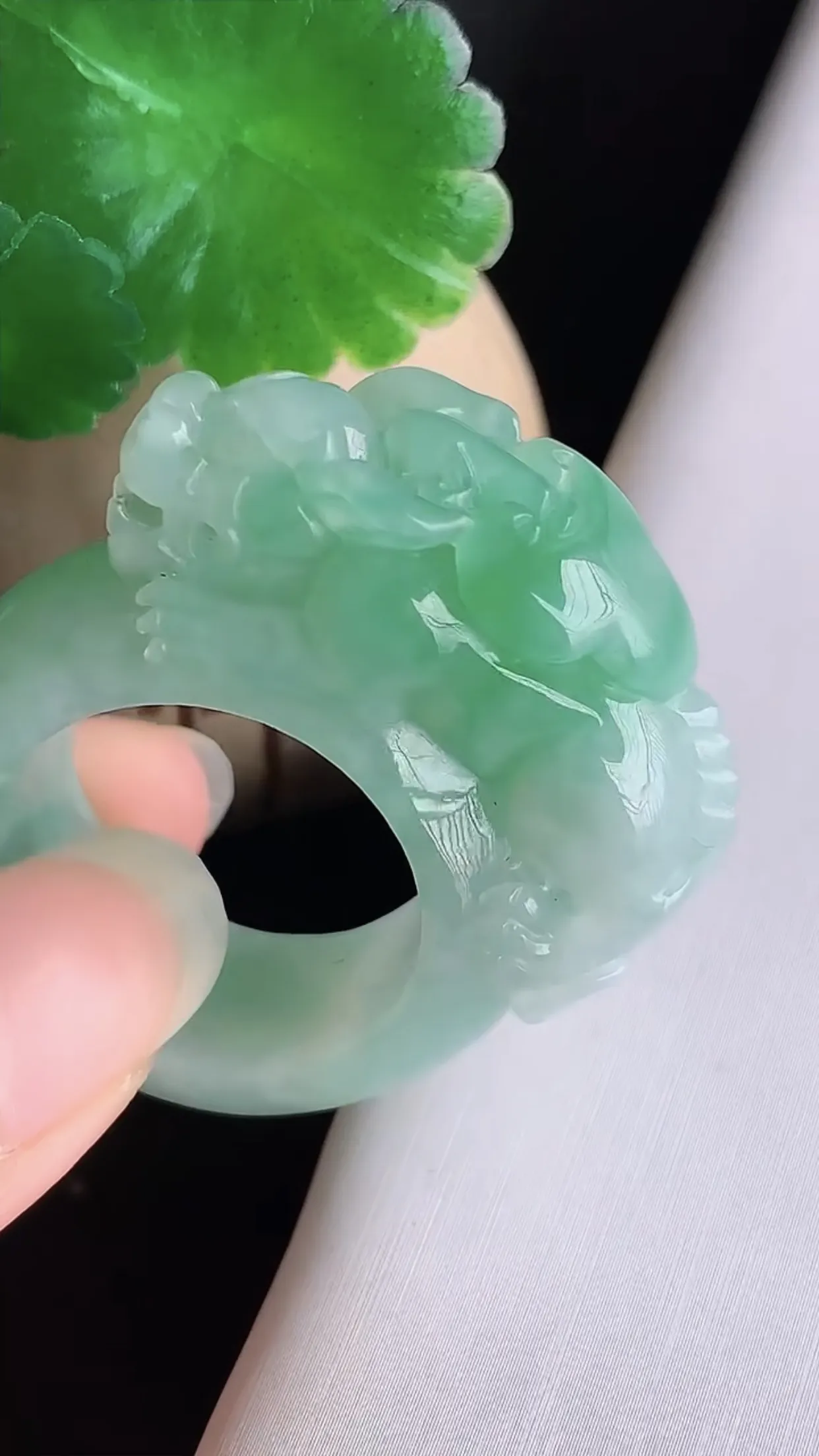 天然翡翠A货 老坑料冰润飘绿招财貔貅扳指  尺寸22×13×6mm  y27.70
