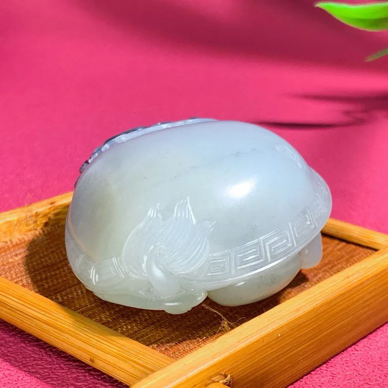 新疆籽料青花龙龟挂件。 尺寸264/47.119重116克。脂粉好油性足。玉质细腻油润。手推出油。品相大气。