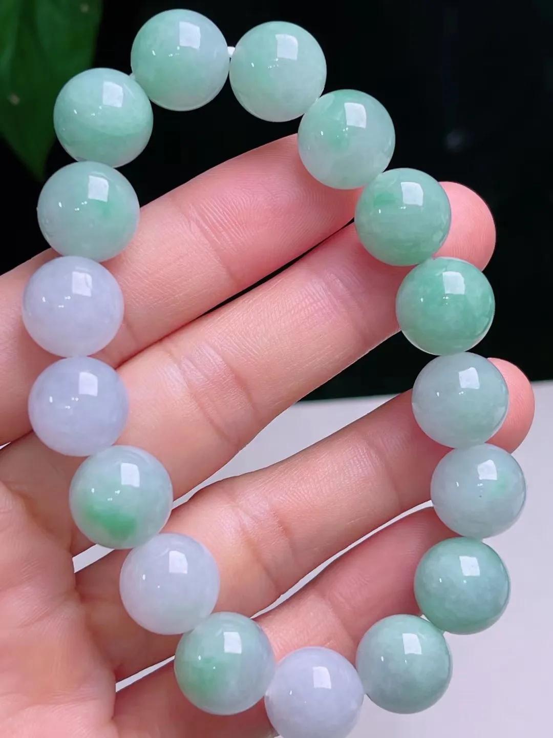 （珍藏精品）缅甸天然A货翡翠，
飘绿玉珠手链，尺寸 12.2