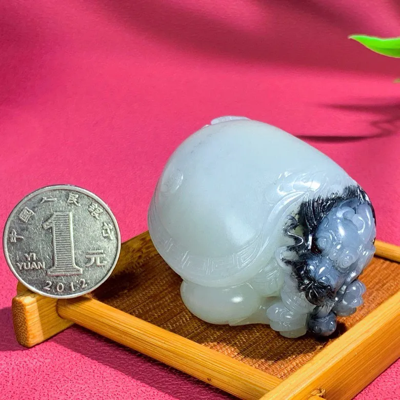 新疆籽料青花龙龟挂件。 尺寸264/47.119重116克。脂粉好油性足。玉质细腻油润。手推出油。品相大气。
