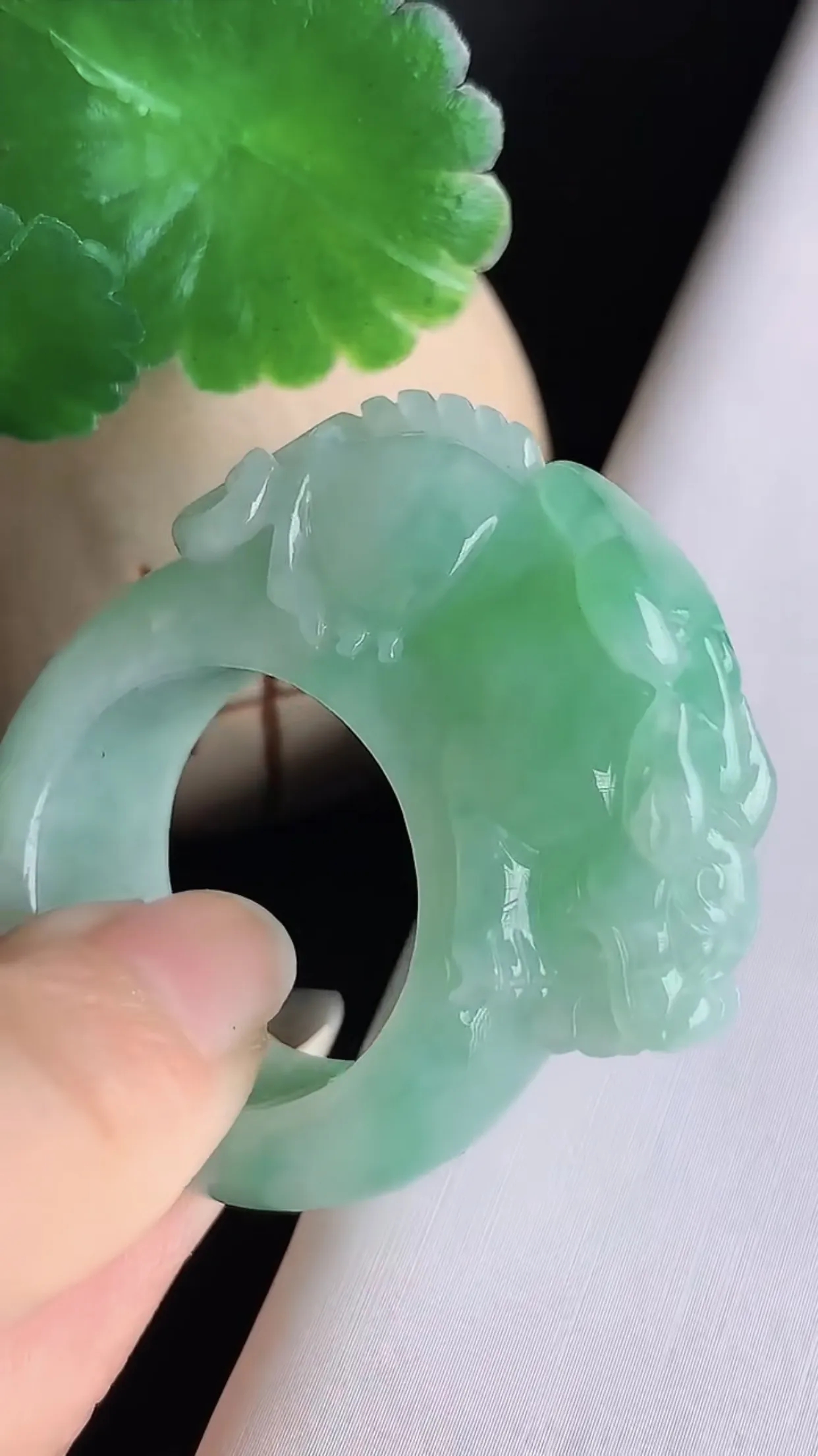 天然翡翠A货 老坑料冰润飘绿招财貔貅扳指  尺寸22×13×6mm  y27.70