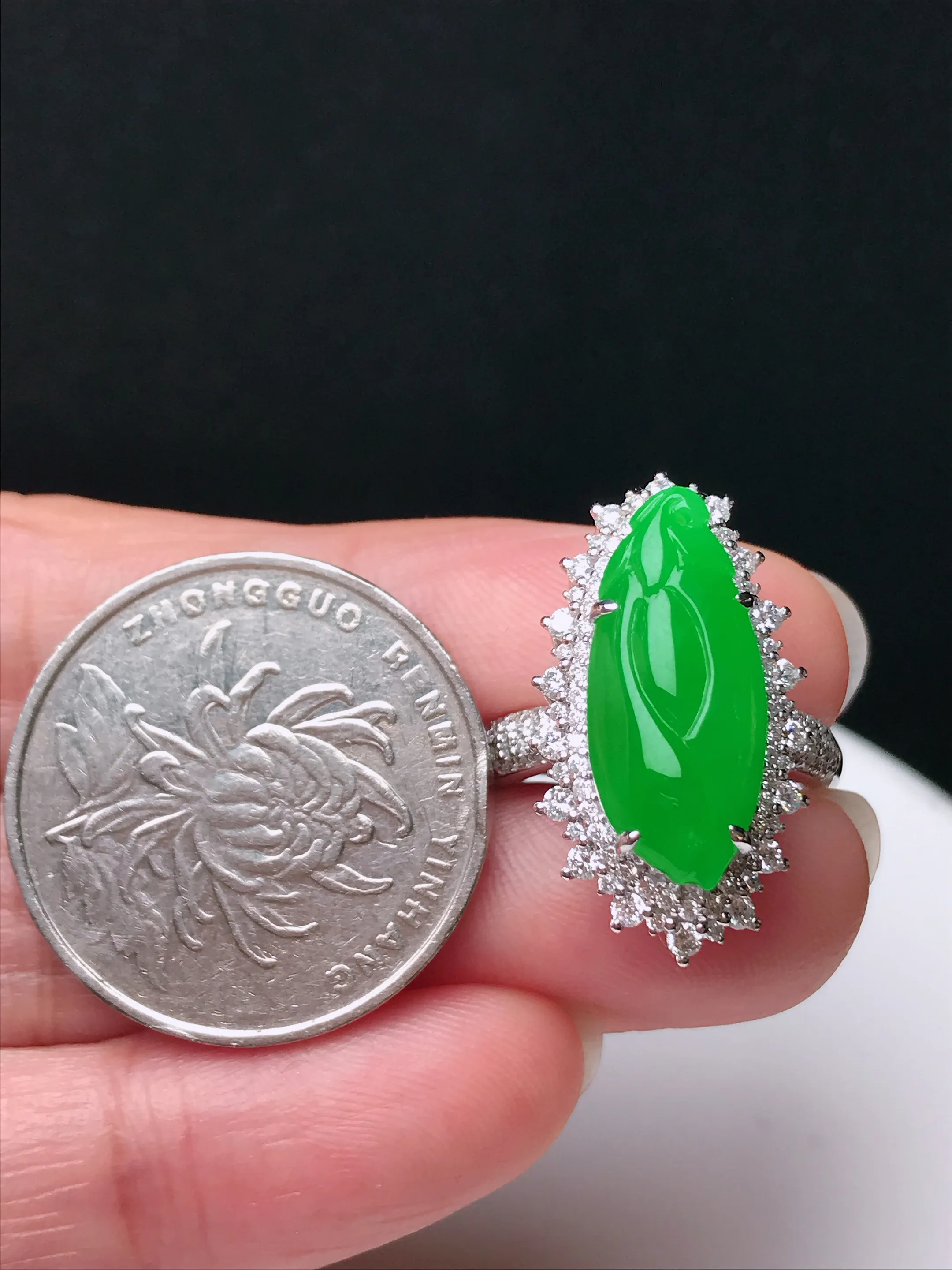 严选推荐戒指，老坑冰种满色阳绿戒指，18k金镶嵌而成，设计新颖独特，品相佳，佩戴效果出众，尽显气质。种水很好，盈润通透，起强玻璃光泽，价值不菲，高收藏传承价值，高性价比，值得入手品鉴。裸石尺寸约19-8.3毫米
