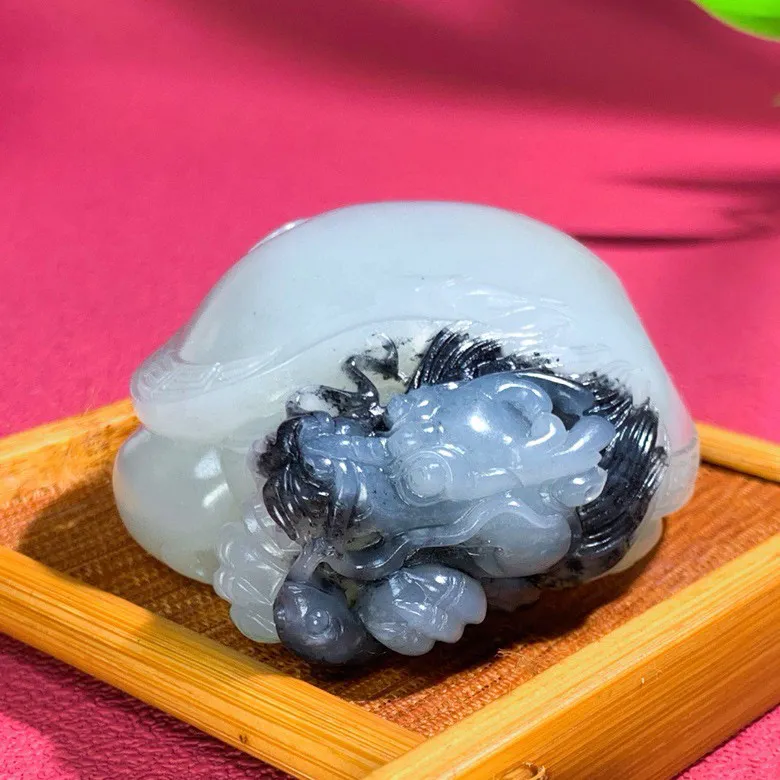 新疆籽料青花龙龟挂件。 尺寸264/47.119重116克。脂粉好油性足。玉质细腻油润。手推出油。品相大气。