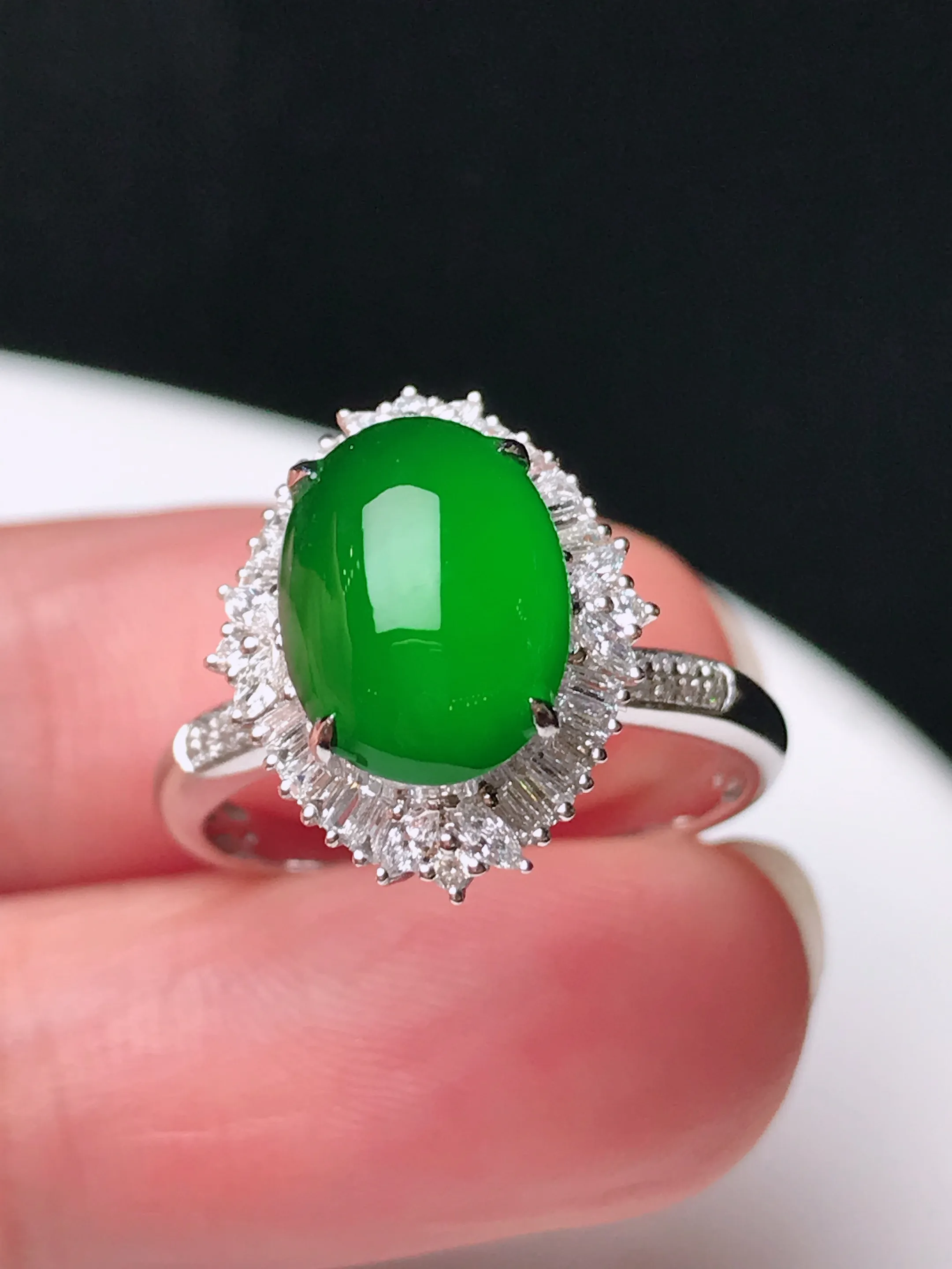 严选推荐戒指，老坑冰种满色绿戒指，18k金镶嵌而成，设计新颖独特，品相佳，佩戴效果出众，尽显气