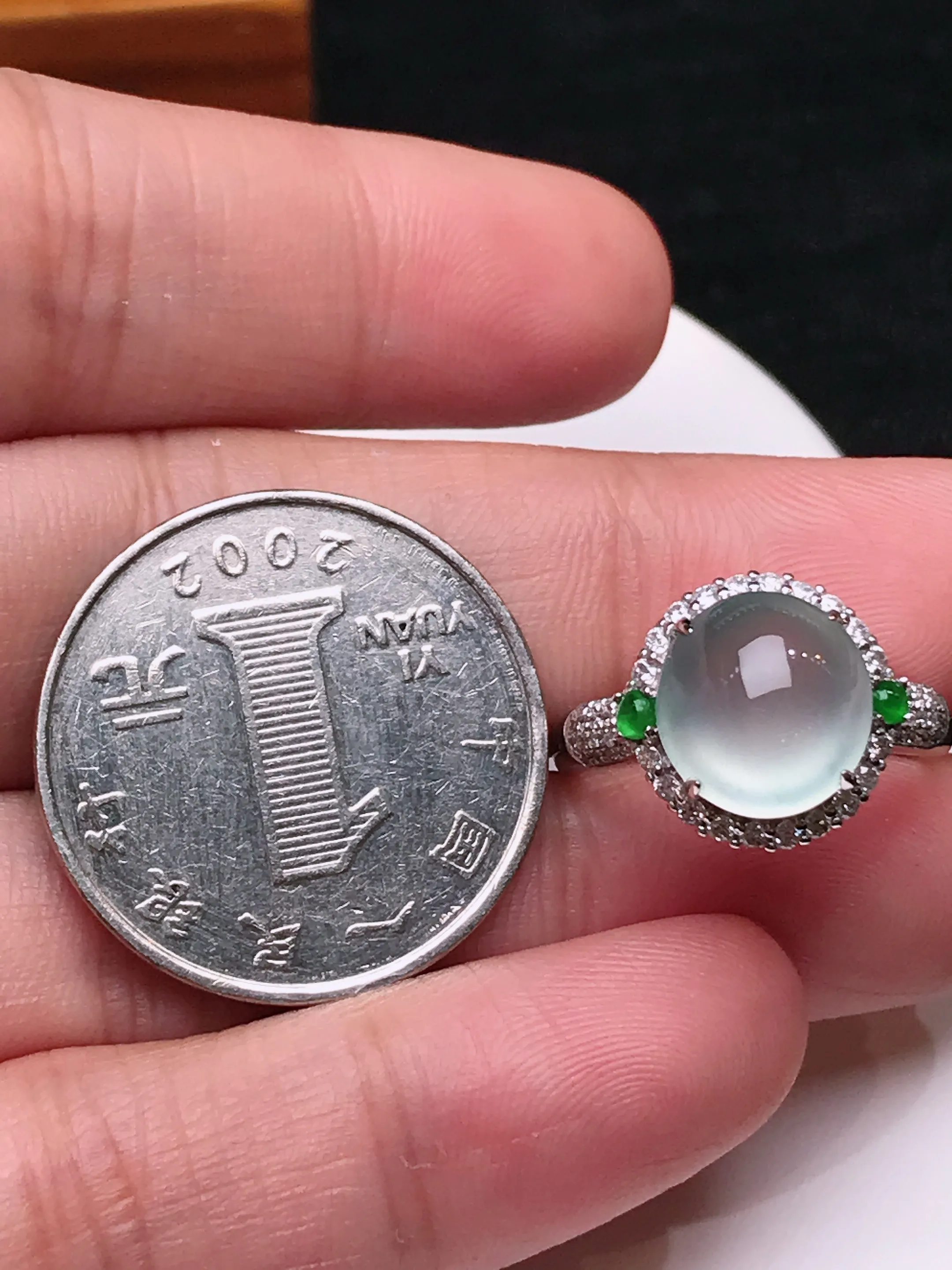 严选推荐戒指，老坑玻璃种戒指，18k金钻镶嵌而成，设计新颖独特，品相佳，佩戴效果出众，尽显气质。种水很好，盈润通透，起强玻璃光泽，价值不菲，高收藏传承价值，高性价比，值得入手品鉴。裸石尺寸约10.3-9.6毫米