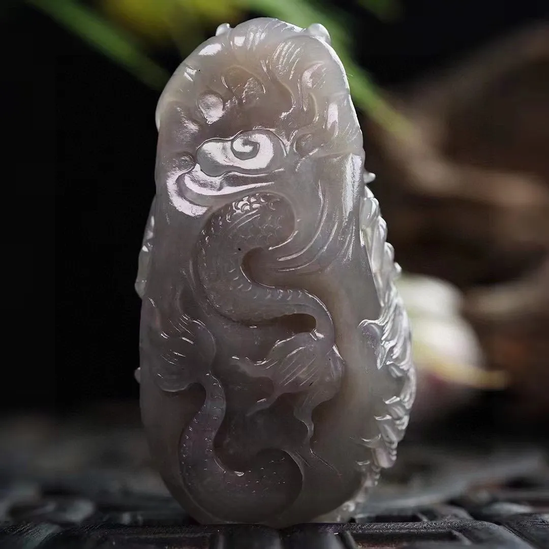 天然和田玉紫罗兰双龙把件。手工雕刻、雕刻双龙护珠图案。雕工精美、精细、玉质细腻、温润。规格：92.4*50*40.1。克重约：212.9克。