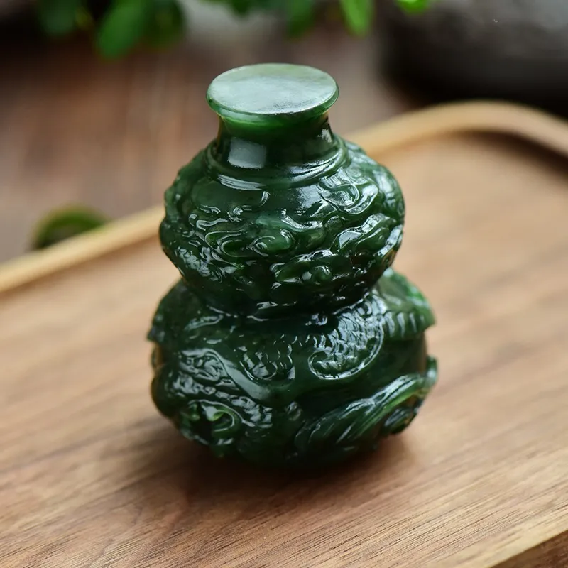 【和田玉碧玉•福禄寿】天然和田碧玉葫芦摆件 福禄寿家居摆件。玉质细腻温润，通体碧绿 颜色漂亮，手工雕刻，表面祥龙盘绕，形状饱满圆润，葫芦的谐音是“福禄”，福寓意着福气、福运、幸福，禄代表着高官爵位，寓意子孙万代 吉祥如意 祈福平安 福聚齐康，静心洗凡尘！底部为平面，可直接摆放！规格：75×58mm  重量：320.24克