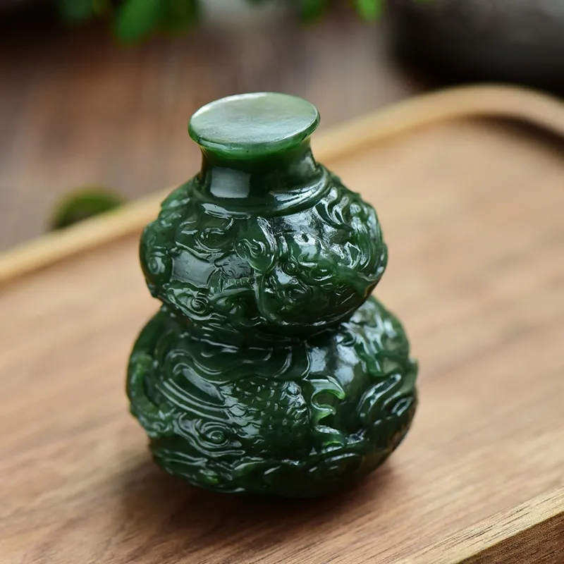 【和田玉碧玉•福禄寿】天然和田碧玉葫芦摆件 福禄寿家居摆件。玉质细腻温润，通体碧绿 颜色漂亮，手工雕刻，表面祥龙盘绕，形状饱满圆润，葫芦的谐音是“福禄”，福寓意着福气、福运、幸福，禄代表着高官爵位，寓意子孙万代 吉祥如意 祈福平安 福聚齐康，静心洗凡尘！底部为平面，可直接摆放！规格：75×58mm  重量：320.24克
