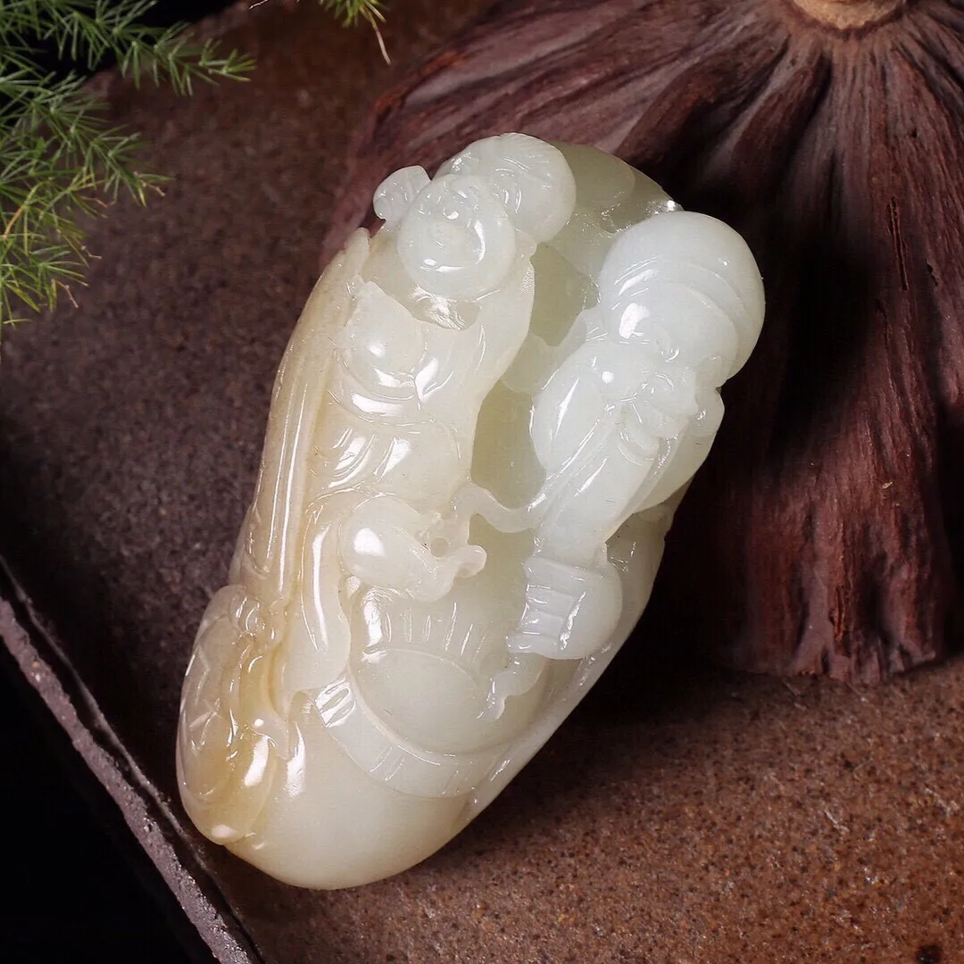 【和田玉羊脂玉•人财两旺】天然和田玉羊脂玉人财两旺 财神手把件 把玩。天然俏糖色 玉质油润细腻 手推出油。精雕财神 童子，表情丰满喜气 雕刻生动传神 形状饱满 玉质如凝脂 细腻可过灯 伸手来财 招财进宝 寓意吉祥 佩戴此块玉财神 财神保佑财源滚滚 大吉大利！规格:68-37-26.5mm 重：105.50克。配精美链绳