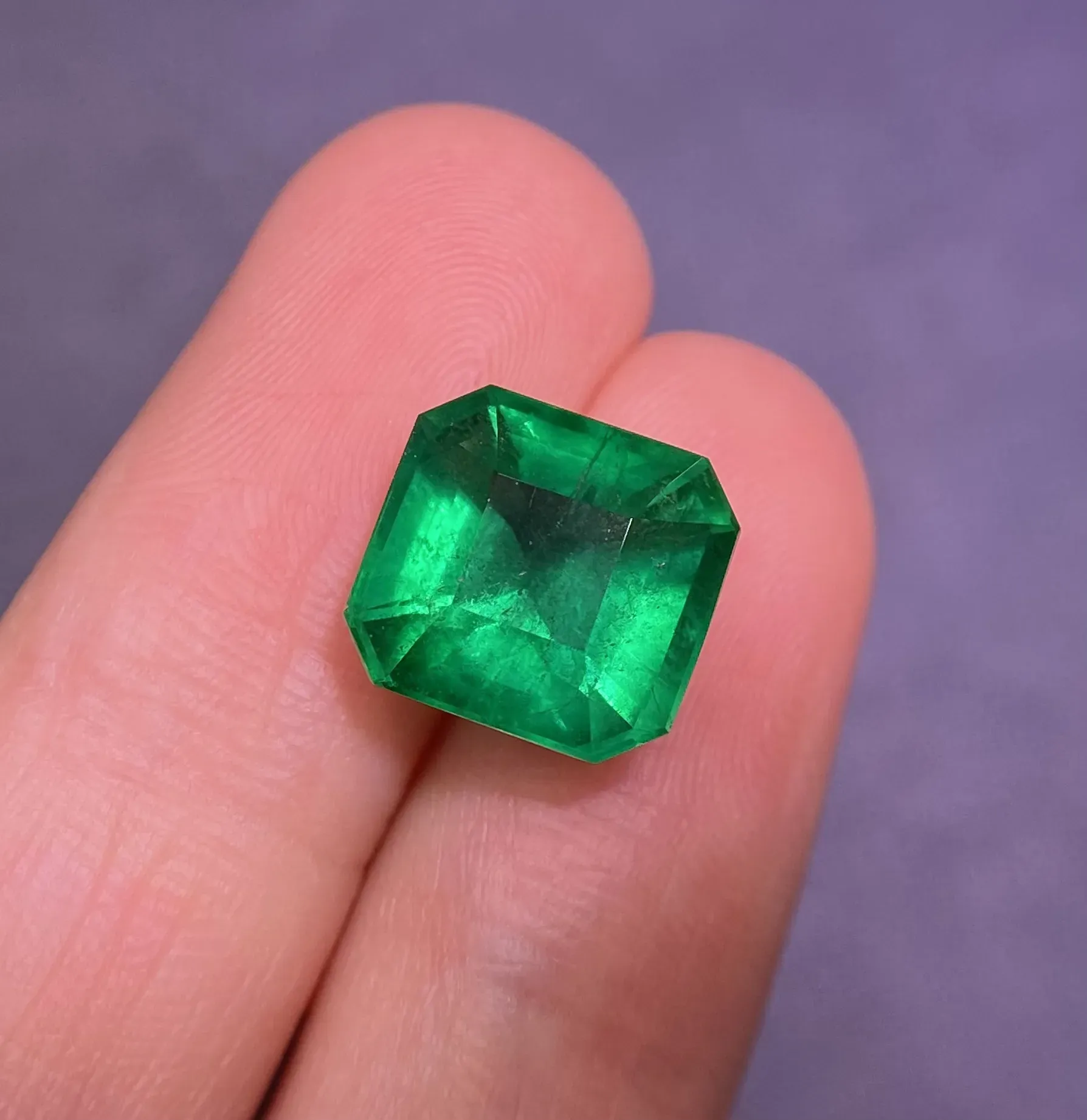 4.64ct祖母绿长方裸石，颜色Vivid Green，晶体几乎干净，火彩赞！尺寸见证书！附GUILD证书，代镶嵌！