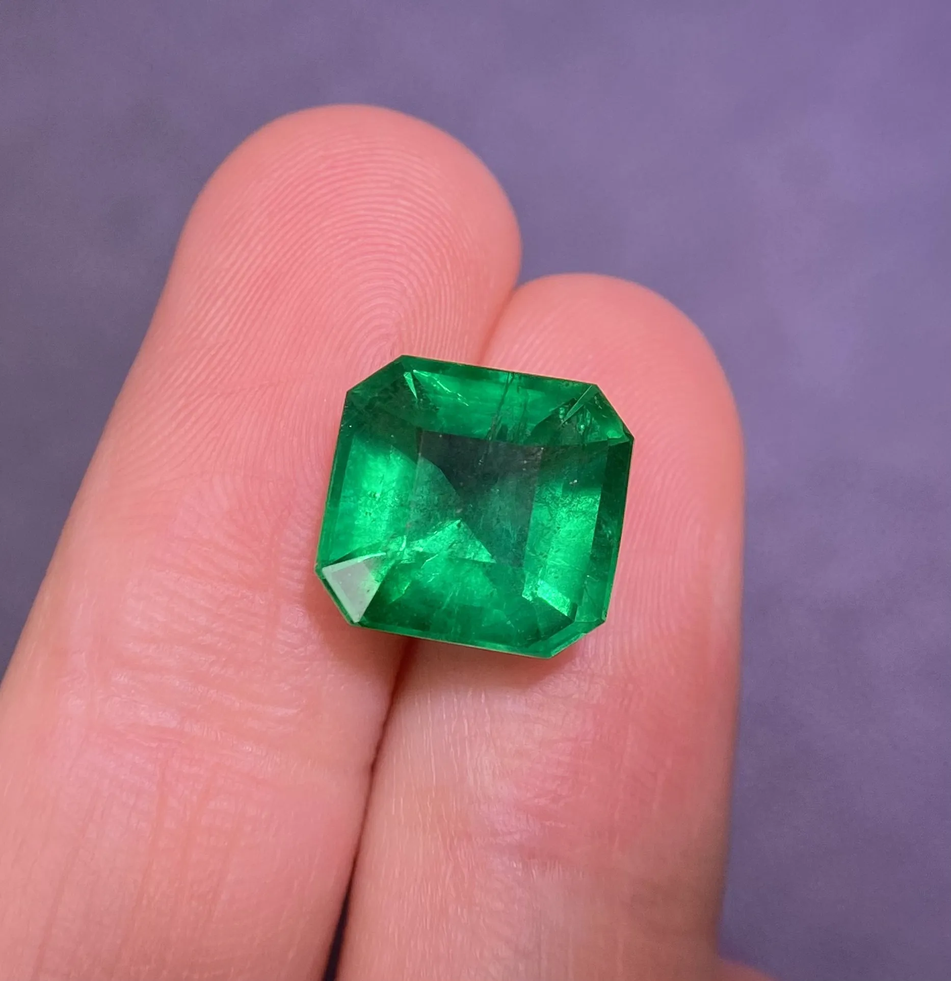 4.64ct祖母绿长方裸石，颜色Vivid Green，晶体几乎干净，火彩赞！尺寸见证书！附GUILD证书，代镶嵌！