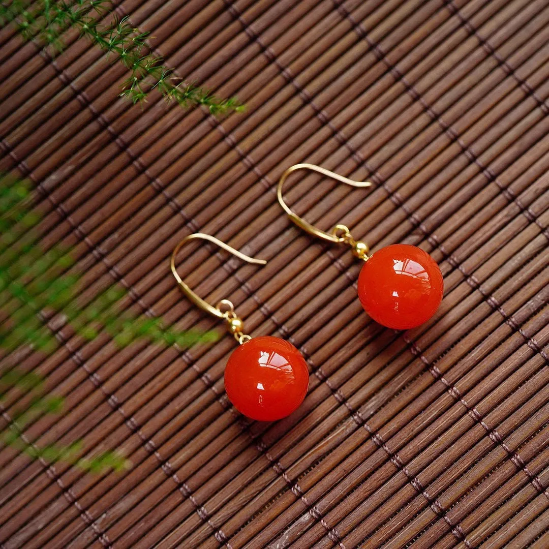 南红耳坠【转运珠】樱桃红，规格：12.2mm，颜色艳丽，搭配18k金耳钩镶嵌， 上身效果美