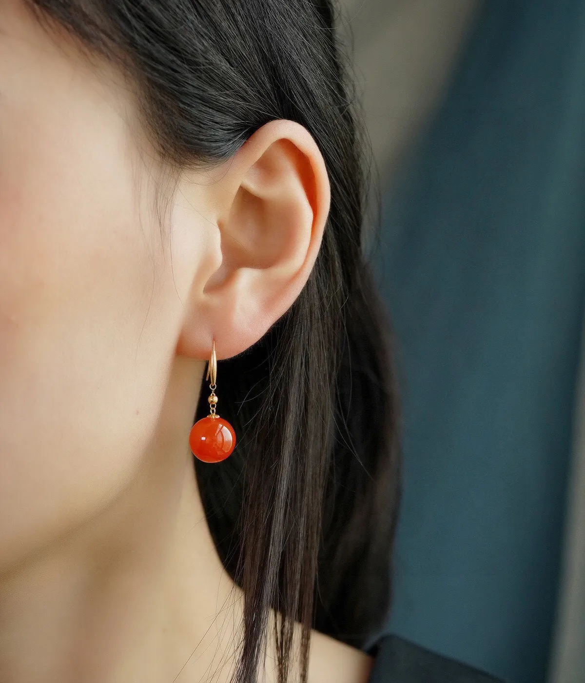 南红耳坠【转运珠】樱桃红，规格：12.2mm，颜色艳丽，搭配18k金耳钩镶嵌， 上身效果美