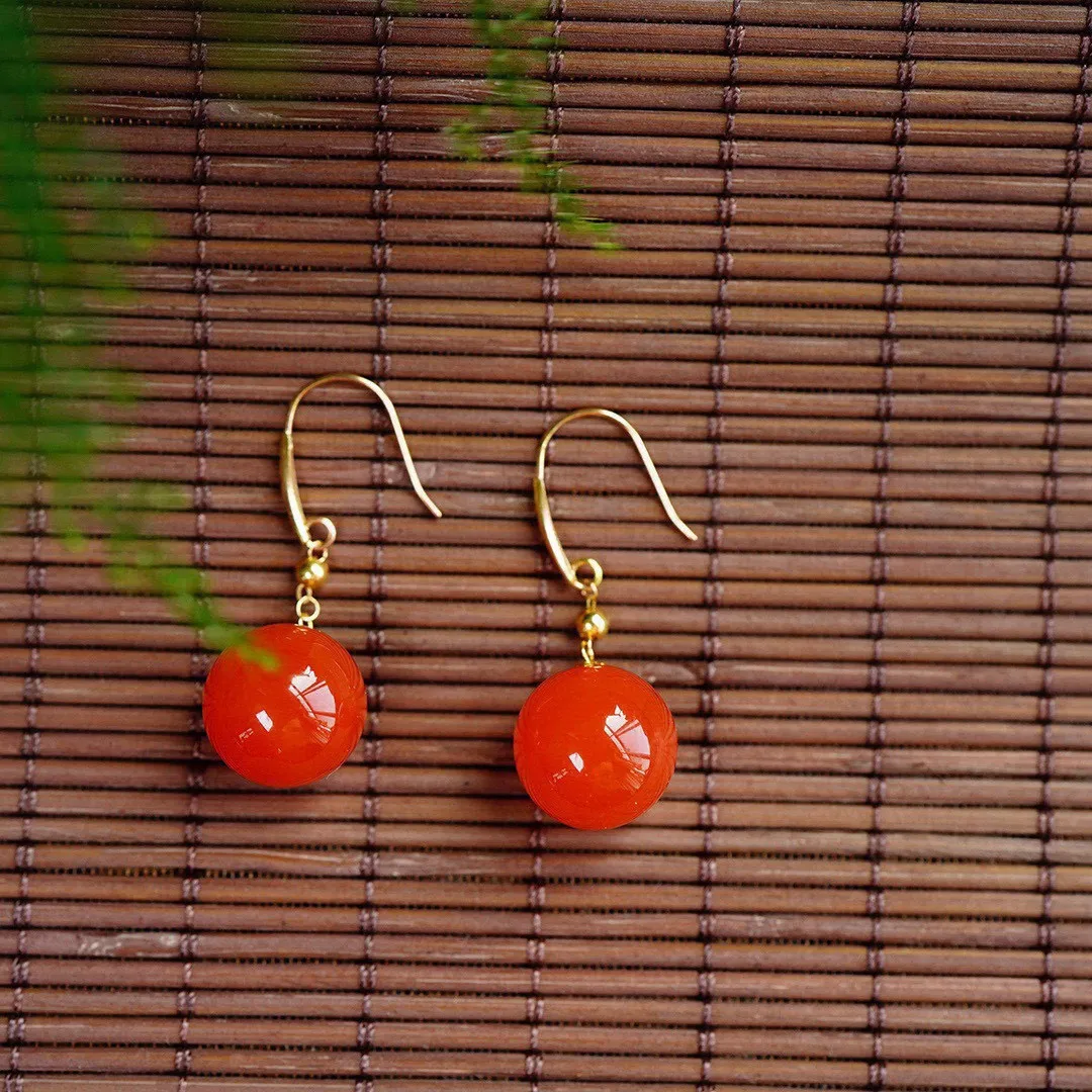 南红耳坠【转运珠】樱桃红，规格：12.2mm，颜色艳丽，搭配18k金耳钩镶嵌， 上身效果美