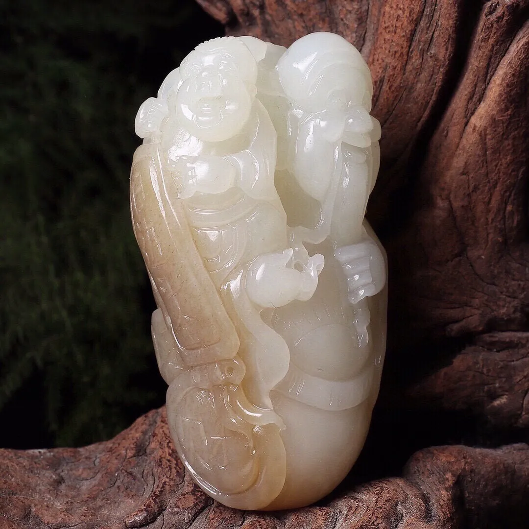 【和田玉羊脂玉•人财两旺】天然和田玉羊脂玉人财两旺 财神手把件 把玩。天然俏糖色 玉质油润细腻 手推出油。精雕财神 童子，表情丰满喜气 雕刻生动传神 形状饱满 玉质如凝脂 细腻可过灯 伸手来财 招财进宝 寓意吉祥 佩戴此块玉财神 财神保佑财源滚滚 大吉大利！规格:68-37-26.5mm 重：105.50克。配精美链绳