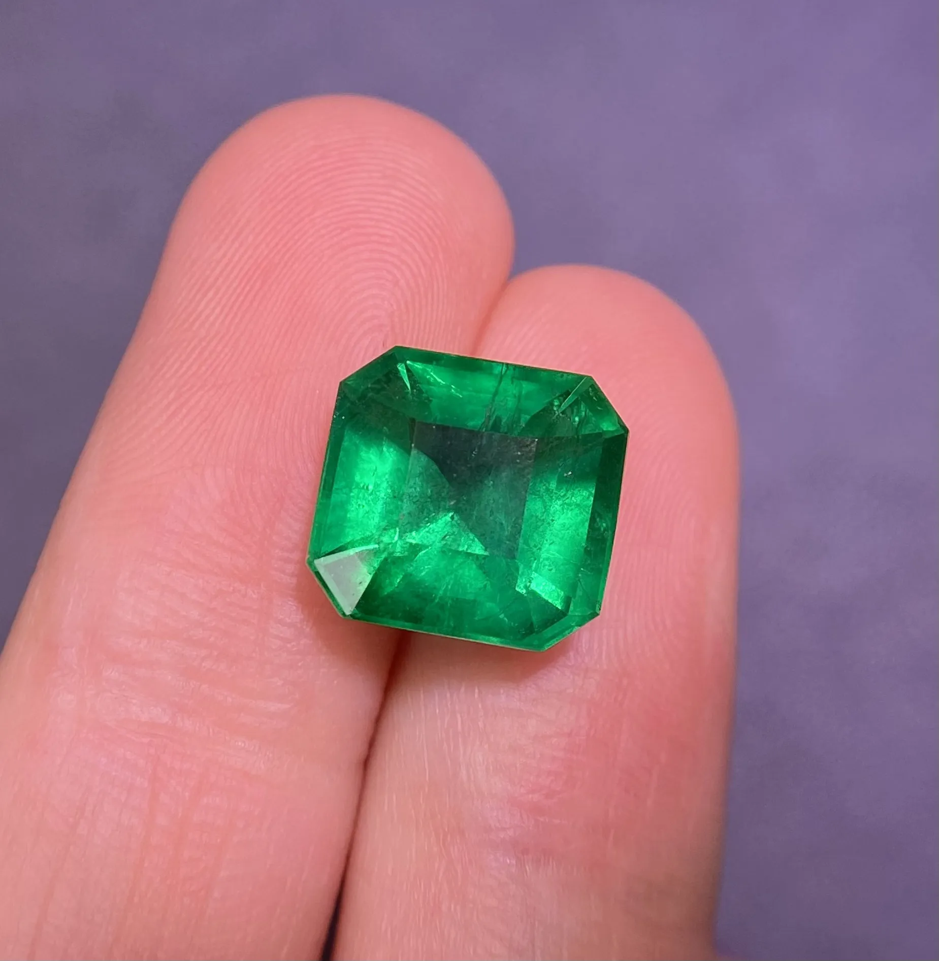 4.64ct祖母绿长方裸石，颜色Vivid Green，晶体几乎干净，火彩赞！尺寸见证书！附GUILD证书，代镶嵌！