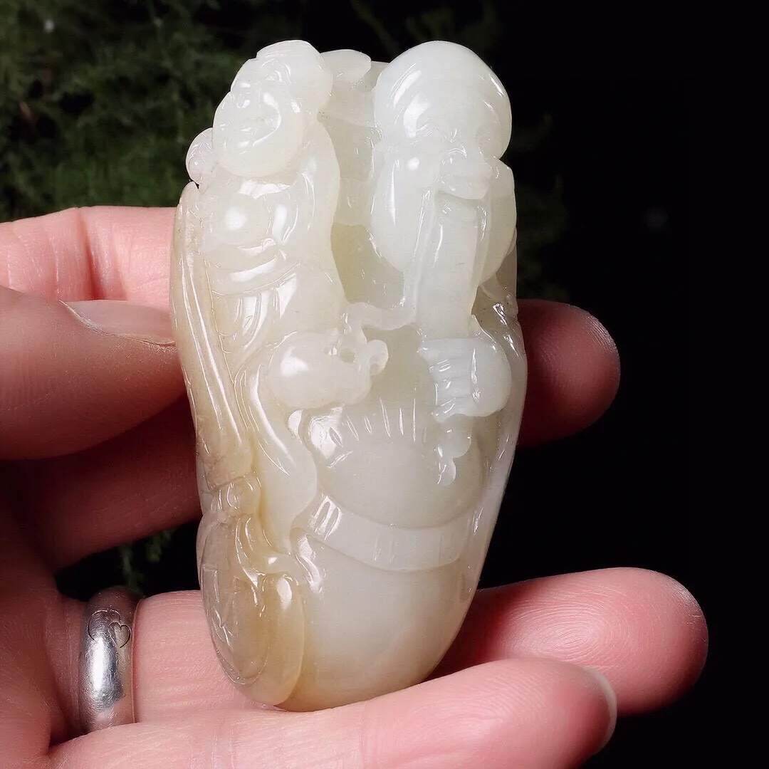 【和田玉羊脂玉•人财两旺】天然和田玉羊脂玉人财两旺 财神手把件 把玩。天然俏糖色 玉质油润细腻 手推出油。精雕财神 童子，表情丰满喜气 雕刻生动传神 形状饱满 玉质如凝脂 细腻可过灯 伸手来财 招财进宝 寓意吉祥 佩戴此块玉财神 财神保佑财源滚滚 大吉大利！规格:68-37-26.5mm 重：105.50克。配精美链绳