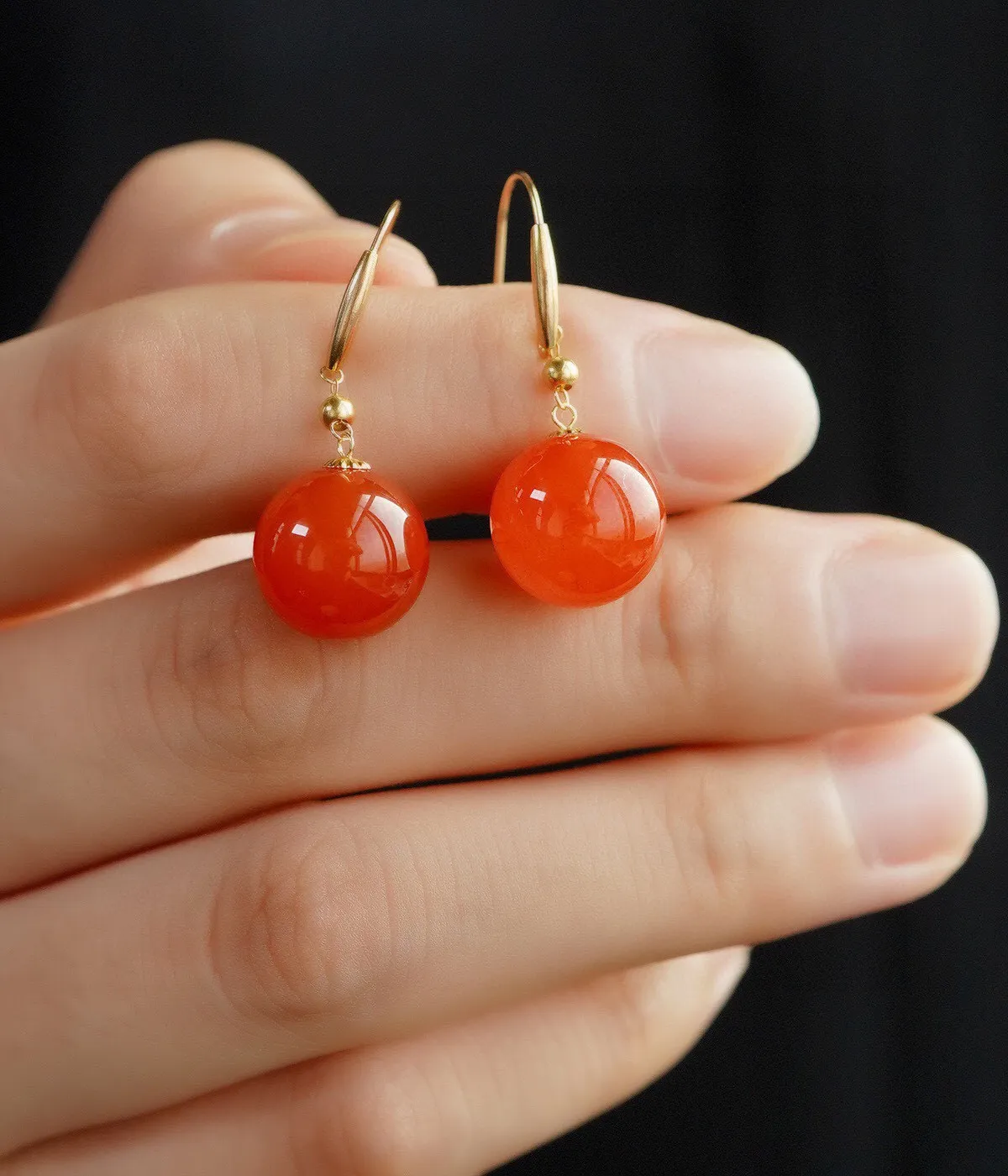 南红耳坠【转运珠】樱桃红，规格：12.2mm，颜色艳丽，搭配18k金耳钩镶嵌， 上身效果美