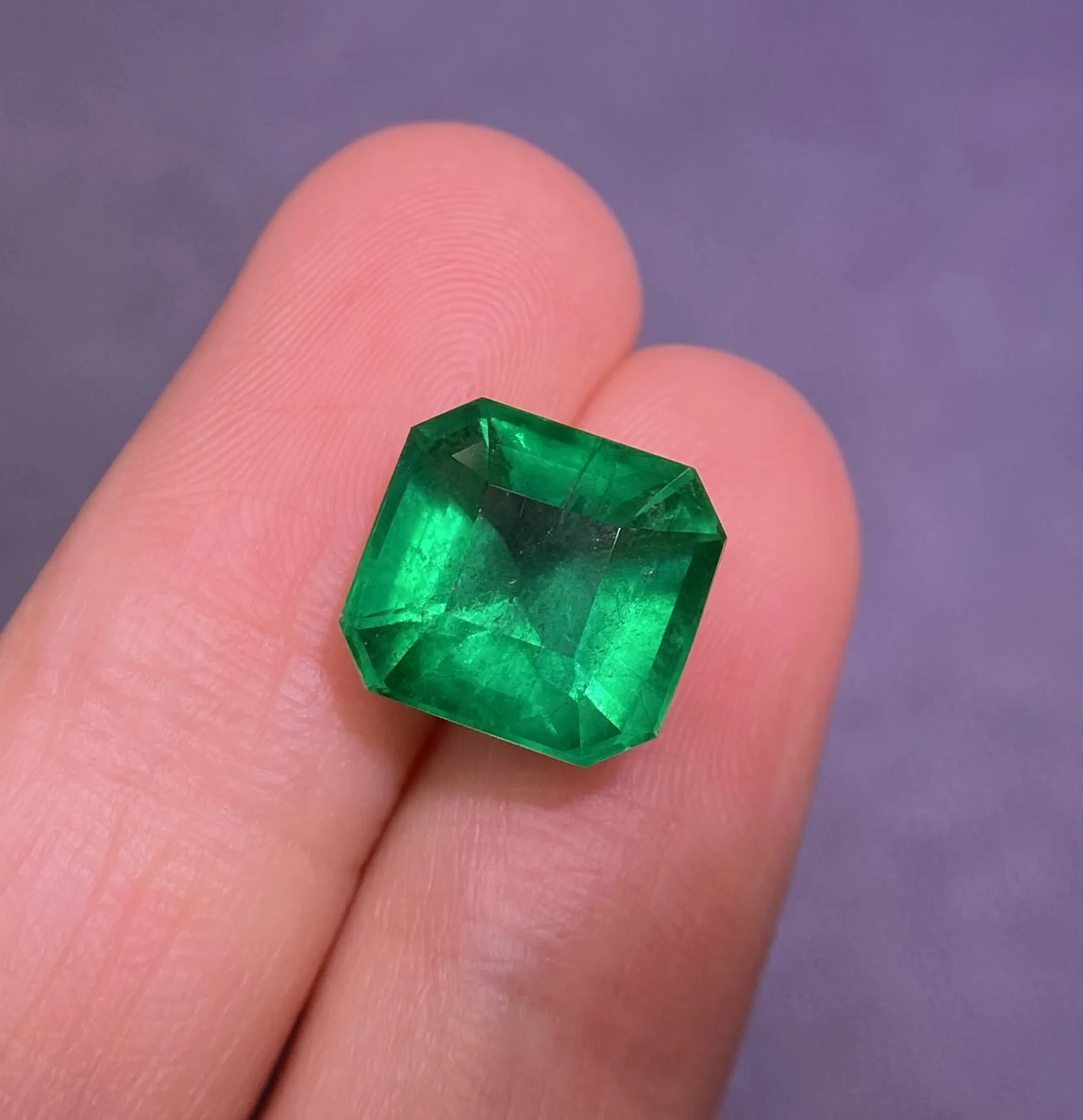 4.64ct祖母绿长方裸石，颜色Vivid Green，晶体几乎干净，火彩赞！尺寸见证书！附GUILD证书，代镶嵌！