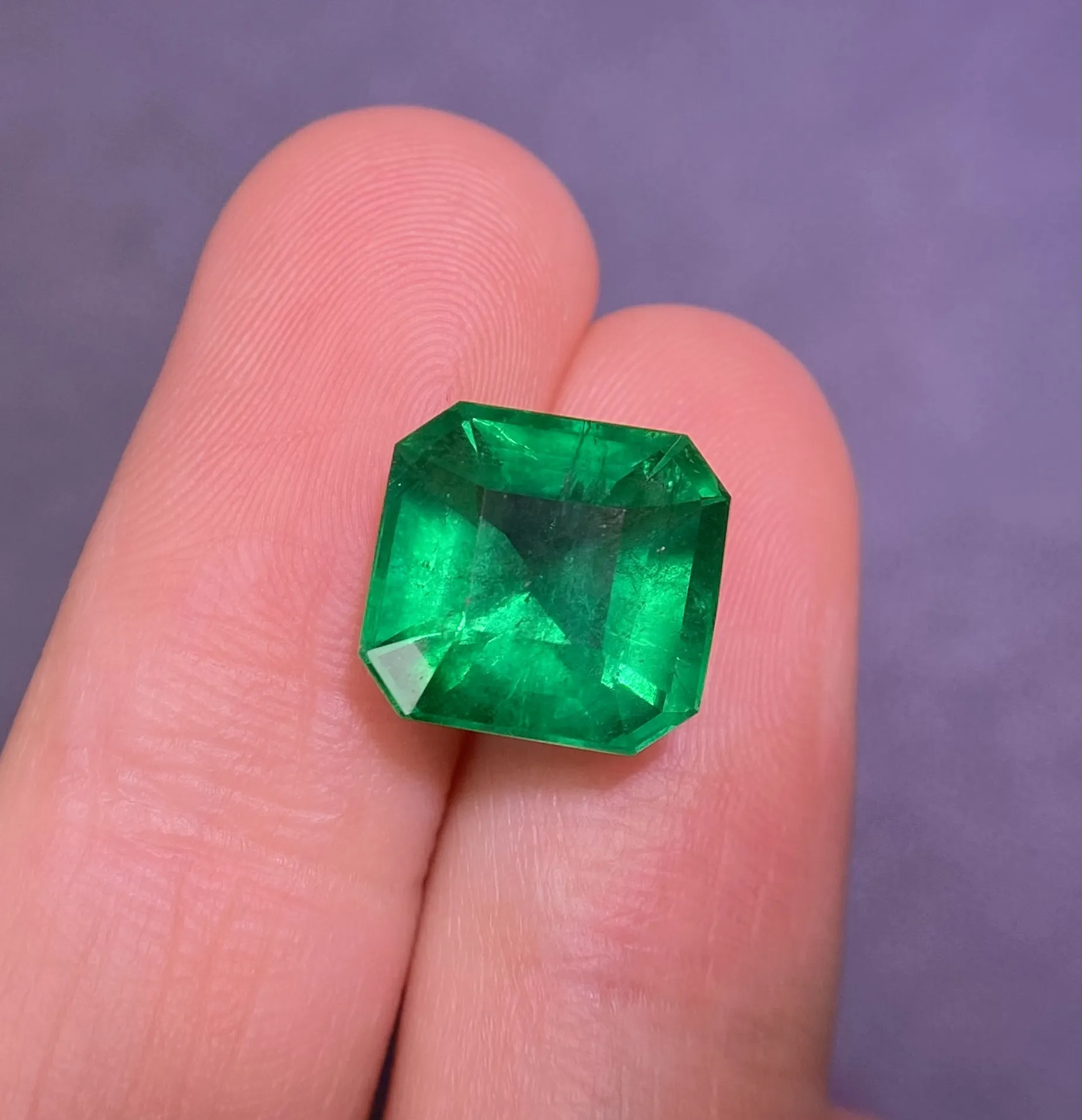 4.64ct祖母绿长方裸石，颜色Vivid Green，晶体几乎干净，火彩赞！尺寸见证书！附GUILD证书，代镶嵌！