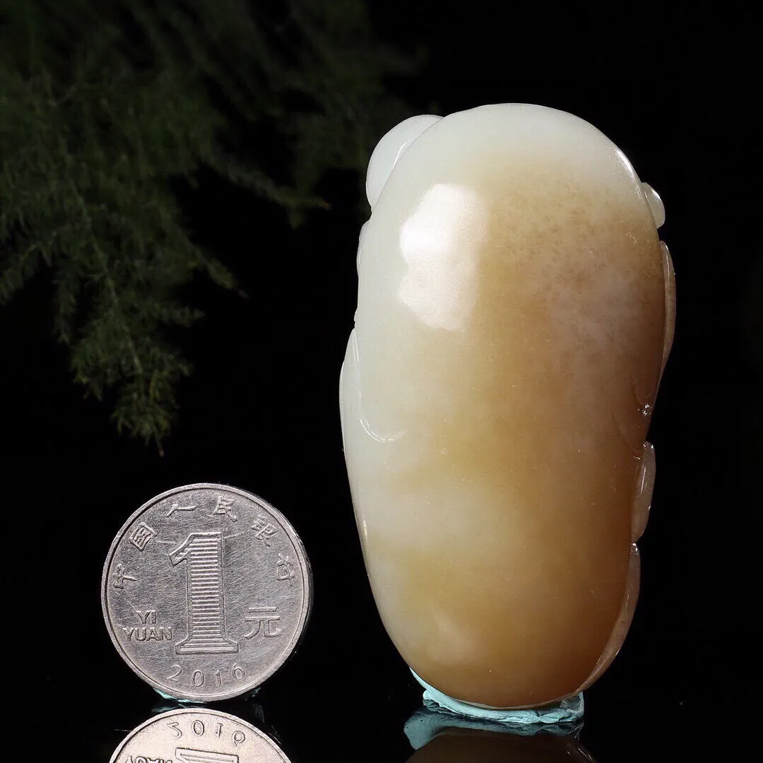 【和田玉羊脂玉•人财两旺】天然和田玉羊脂玉人财两旺 财神手把件 把玩。天然俏糖色 玉质油润细腻 手推出油。精雕财神 童子，表情丰满喜气 雕刻生动传神 形状饱满 玉质如凝脂 细腻可过灯 伸手来财 招财进宝 寓意吉祥 佩戴此块玉财神 财神保佑财源滚滚 大吉大利！规格:68-37-26.5mm 重：105.50克。配精美链绳