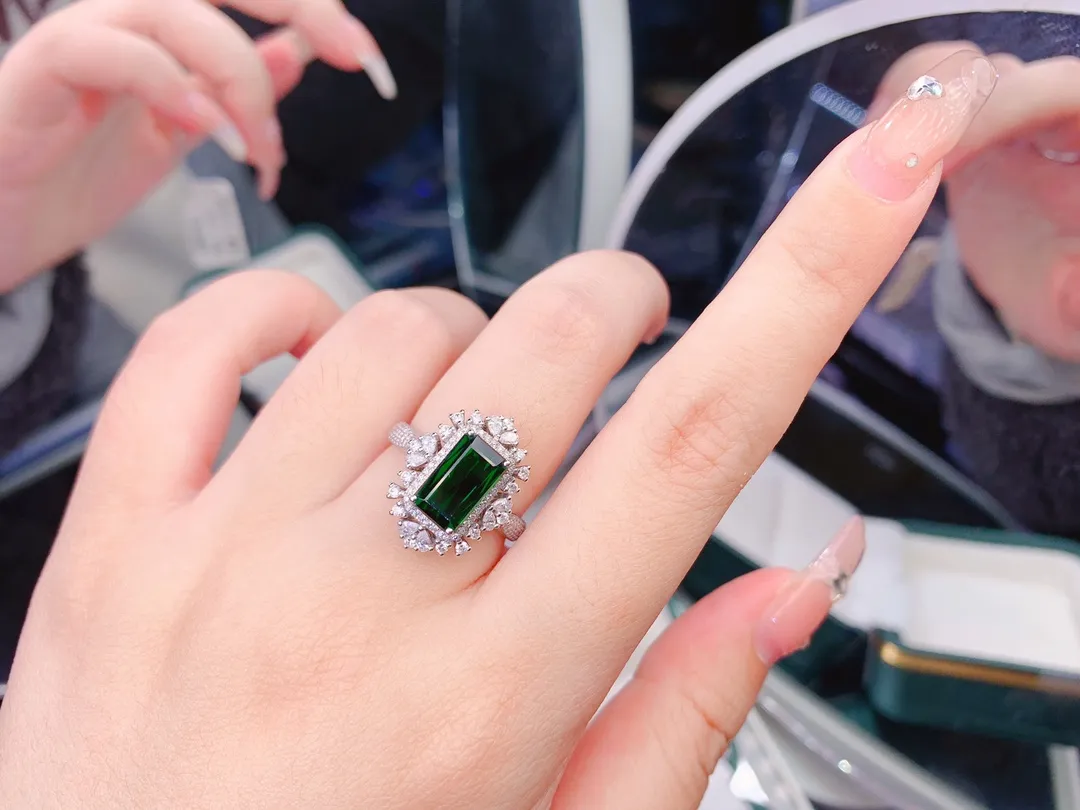 天然铬碧玺戒指、火彩闪、裸石重3.39克拉、总重：4.56克、钻石：112粒、附证书