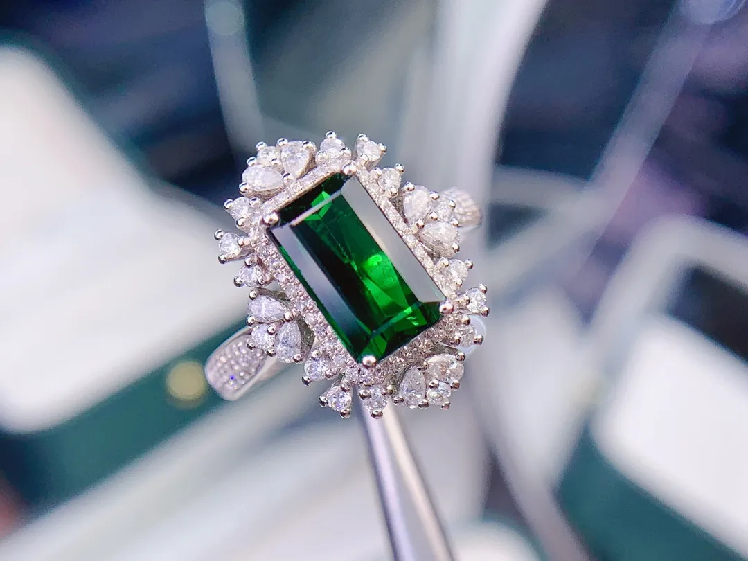 天然铬碧玺戒指、火彩闪、裸石重3.39克拉、总重：4.56克、钻石：112粒、附证书