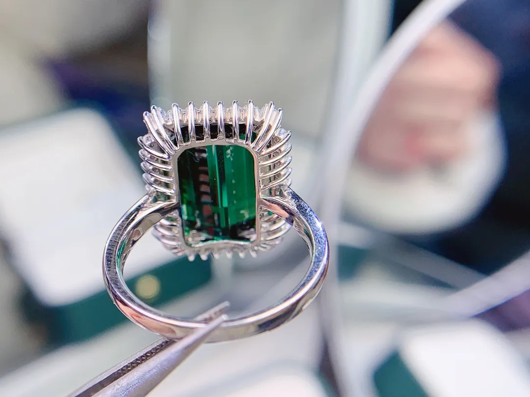 18K重金天然蓝绿色碧玺戒指、全净体、南非足反钻石、裸石重8.5克拉、规格13.5*10、附证书