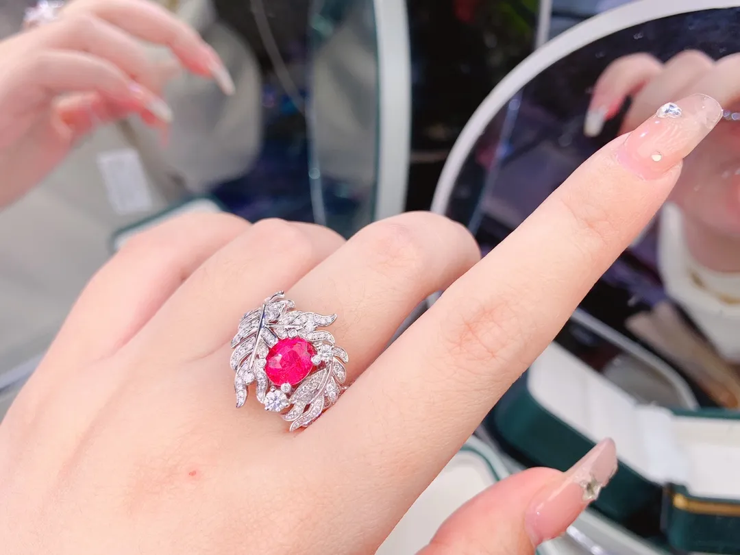 18K重金天然马亨盖尖晶石戒指、晶体通透、南非足反钻石、裸石重1.55克拉、总重7.87克、钻石0.67克拉、14#圈口可改、附国际证书
