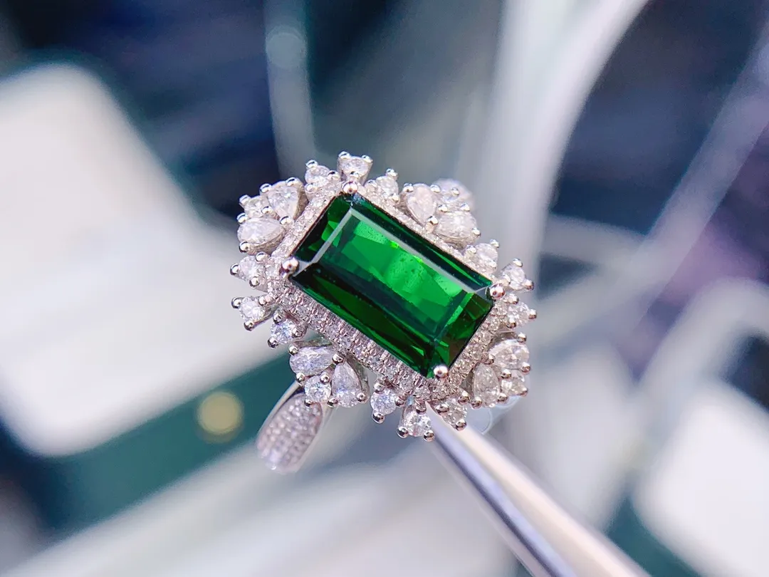 天然铬碧玺戒指、火彩闪、裸石重3.39克拉、总重：4.56克、钻石：112粒、附证书